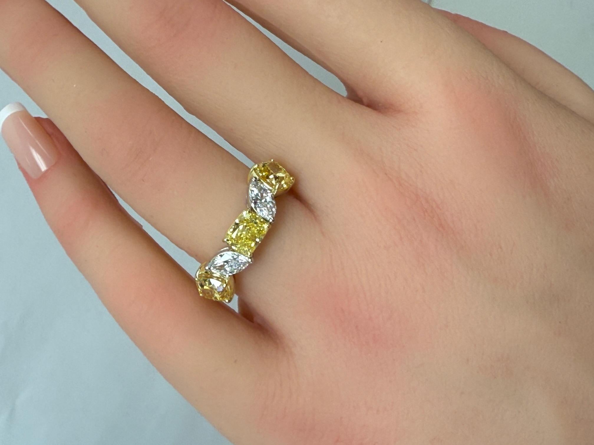 3,56ctw. Bague en diamant jaune fantaisie et diamant marquise en jaune 18 carats et platine en vente 2