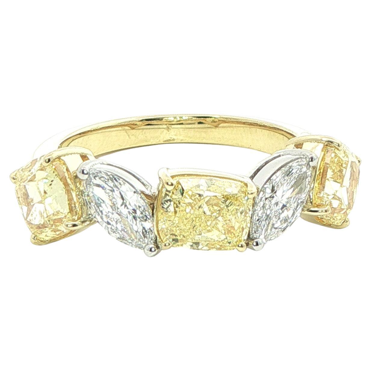 3,56ctw. Bague en diamant jaune fantaisie et diamant marquise en jaune 18 carats et platine
