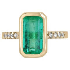 3,56tcw 18K länglicher Goldring mit Smaragd-Emerald-Schliff-Lünette und Diamant-Akzent
