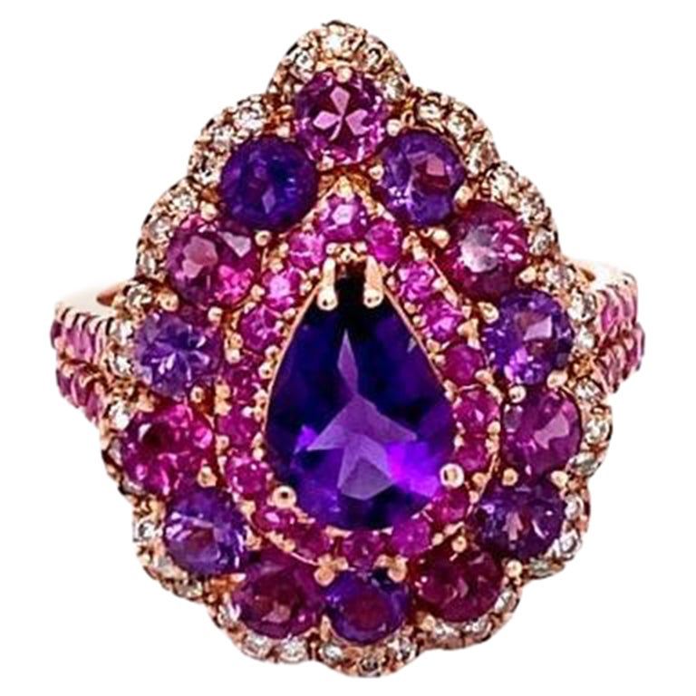 Dieser Ring hat einen dunkelvioletten Amethysten im Birnenschliff mit einem Gewicht von 0,87 Karat und ist mit 14 lila Granaten und Amethysten mit einem Gesamtgewicht von 1,65 Karat sowie 42 rosa Saphiren mit einem Gewicht von 0,83 Karat verziert.