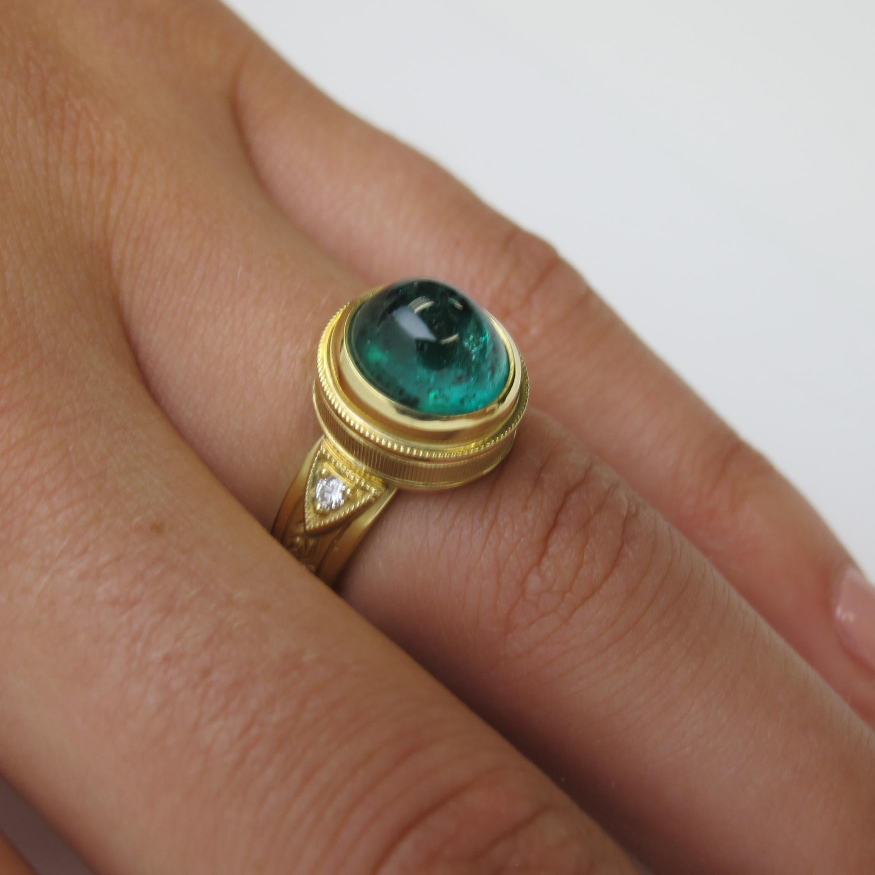 Emerald Cabochon and Diamond Hand Engraved 18k Yellow Gold Ring, 3.57 Carats For Sale 2