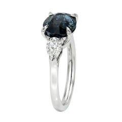 Anillo de tres piedras de platino con zafiro ovalado de color verde azulado de 3,57 quilates y diamantes