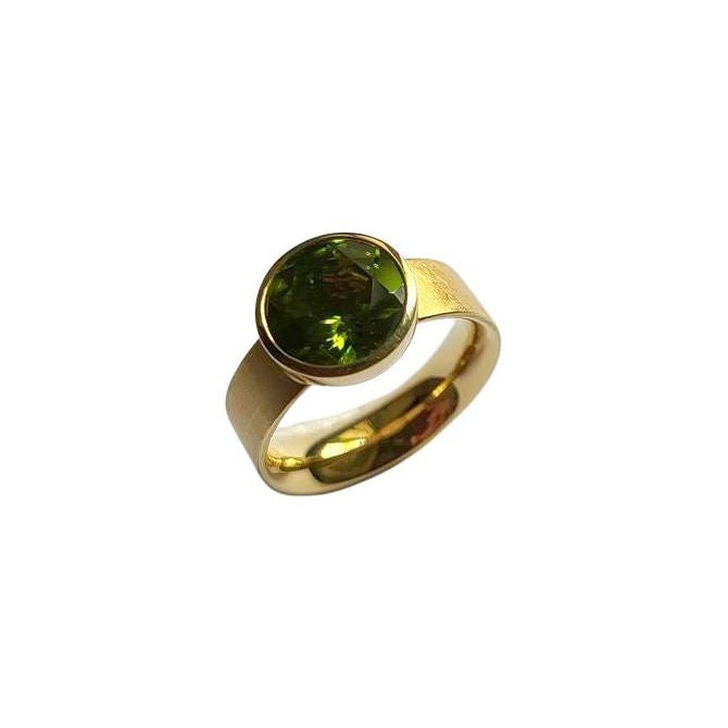 Cette magnifique bague solitaire avec un péridot de 3,57 carats magnifiquement taillé et serti dans de l'or 18 carats attirera l'attention de tous les amateurs de bijoux.
Un superbe savoir-faire artisanal rencontre l'art de la joaillerie avec  des