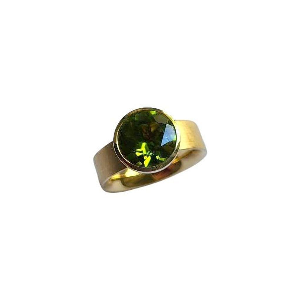 Taille ovale Bague en or à péridot de 3,57 carats par Georg Spreng en vente