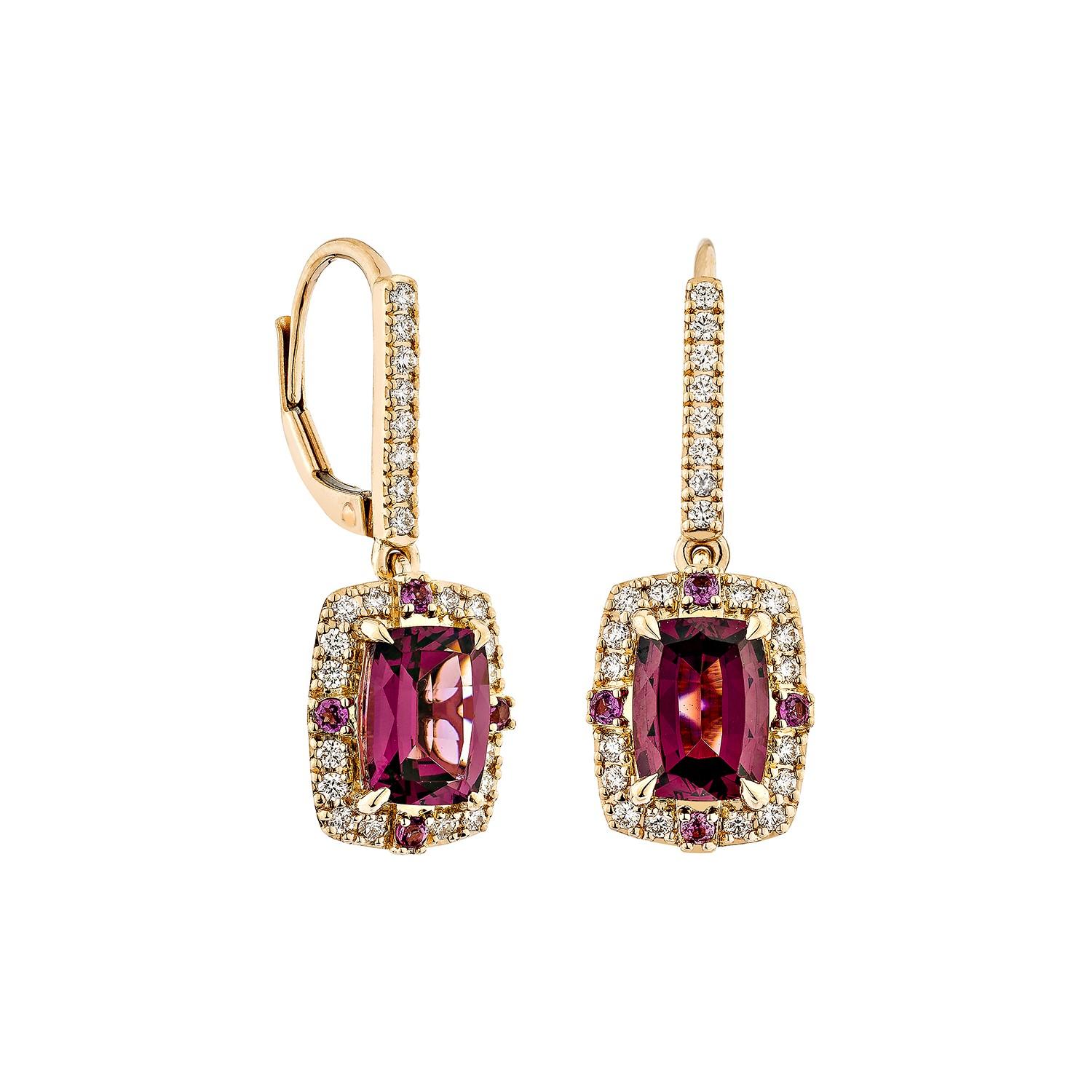 Sunita Nahata presenta una squisita coppia di orecchini in rubellite tempestati di diamanti che emana grazia ed eleganza. Questa splendida coppia di orecchini in oro rosa 18 carati unisce l'eleganza classica allo stile contemporaneo, rendendola