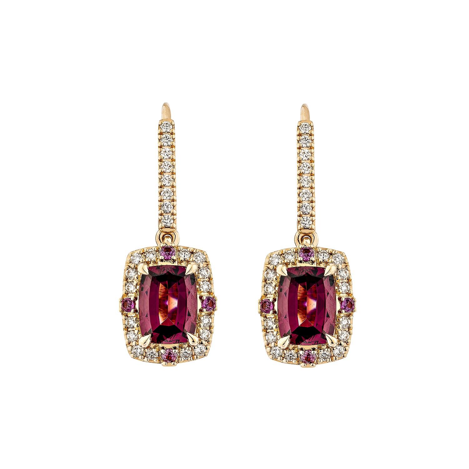 Contemporaneo Sunita Nahata Rodolite 3.57ct. Orecchino a goccia in 18KRG con diamante bianco. in vendita