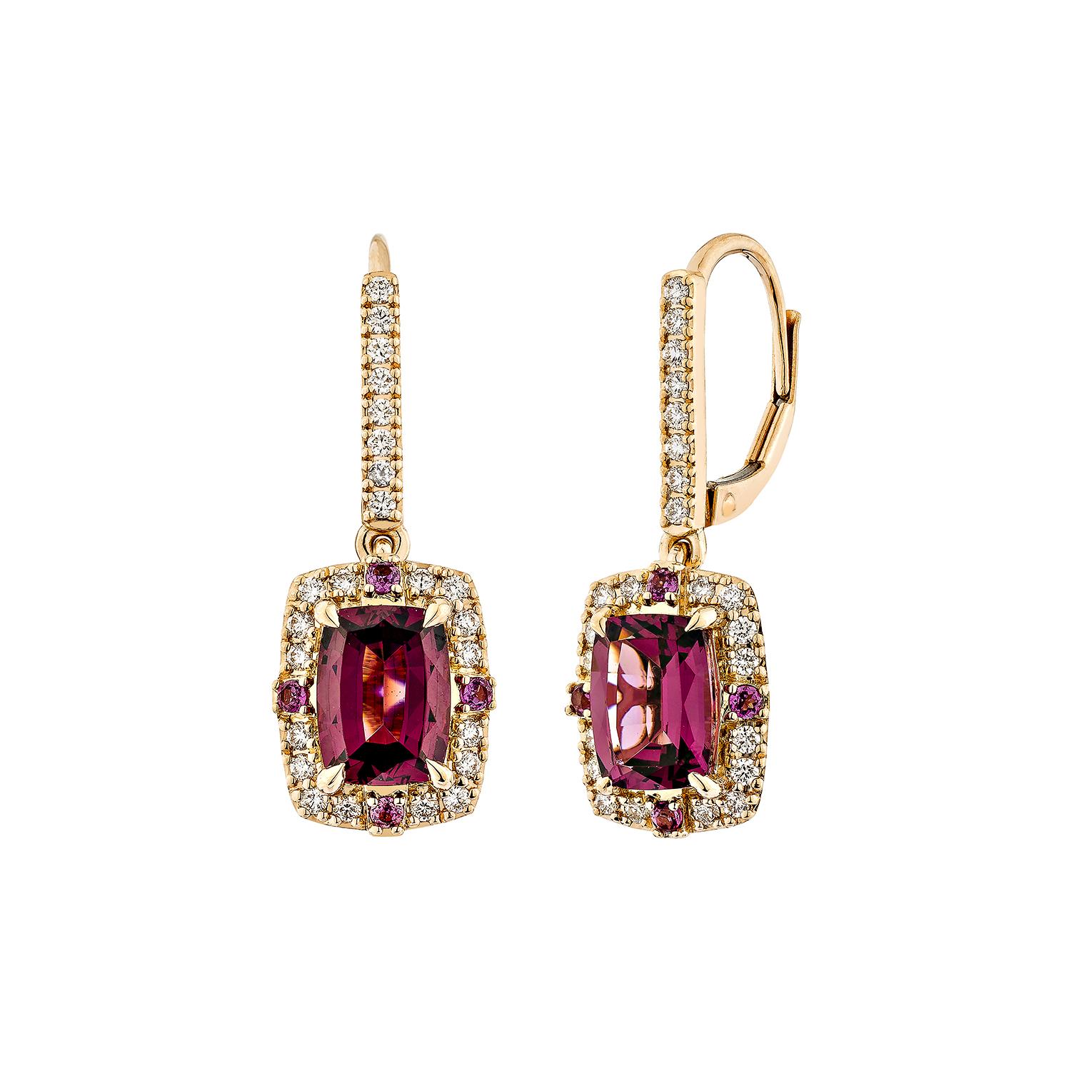 Taglio cuscino Sunita Nahata Rodolite 3.57ct. Orecchino a goccia in 18KRG con diamante bianco. in vendita