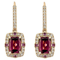 Boucle d'oreille pendante en rhodolite de 3,57 carats en or rose 18 carats avec diamant blanc.