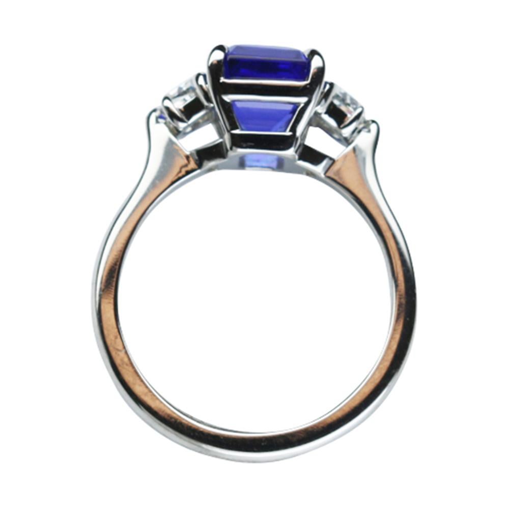 Elegante & fein detaillierte Solitaire Verlobung  Ring, in der Mitte besetzt mit einem sicher eingebetteten 3,57 Karat Smaragdschliff Vivid Blue Tanzanite, Reinheit: internally flawless (IF); Abmessungen: 9.7 mm x 7,1 mm, beidseitig besetzt mit ca.