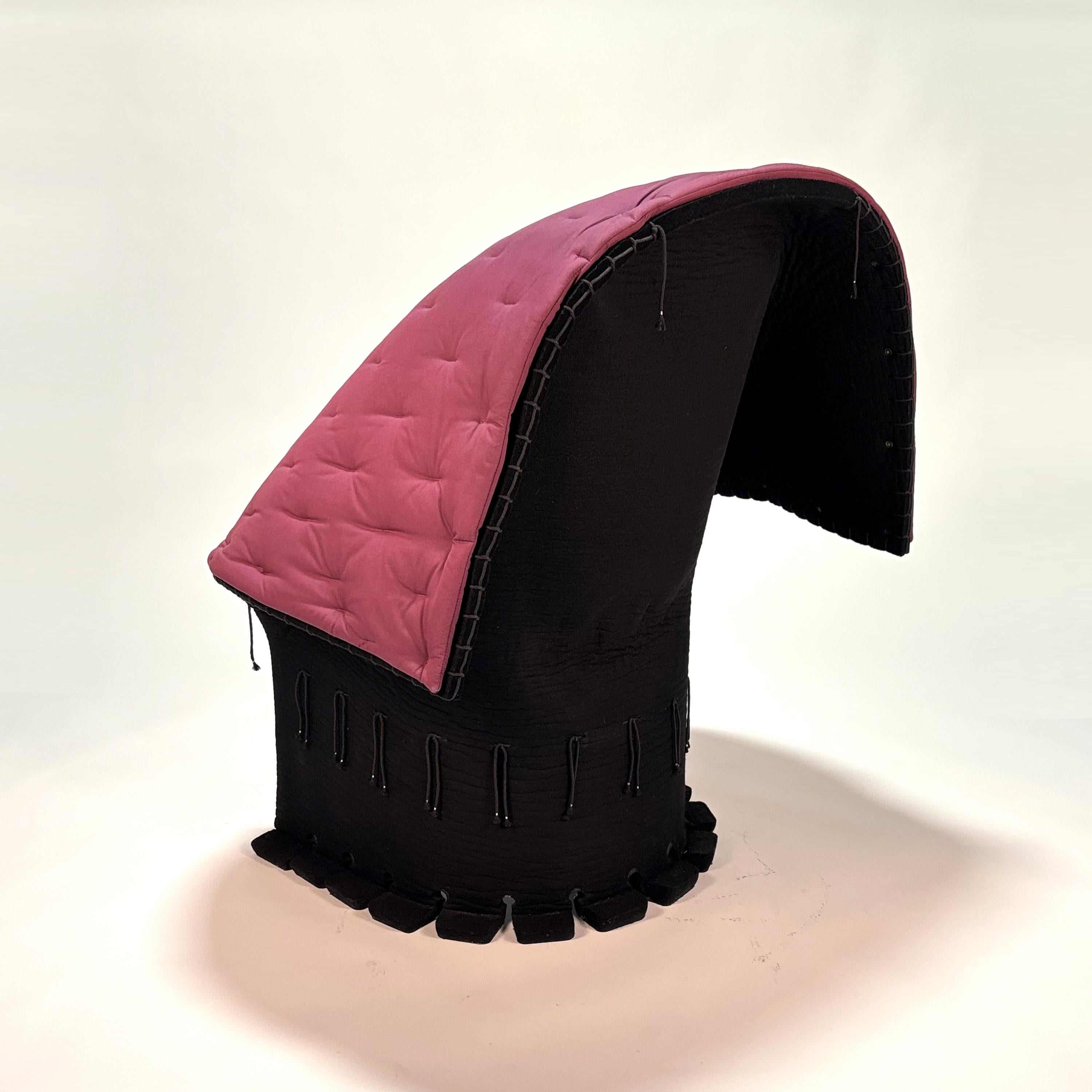 Feltri-Sessel „357“ von Gaetano Pesce
1987 / 2018
Cassina

Struktur aus dickem schwarzem Filz mit duroplastischem Harz und lila Polyester-Steppmatte.

*Farbvariante nicht mehr in Produktion*

