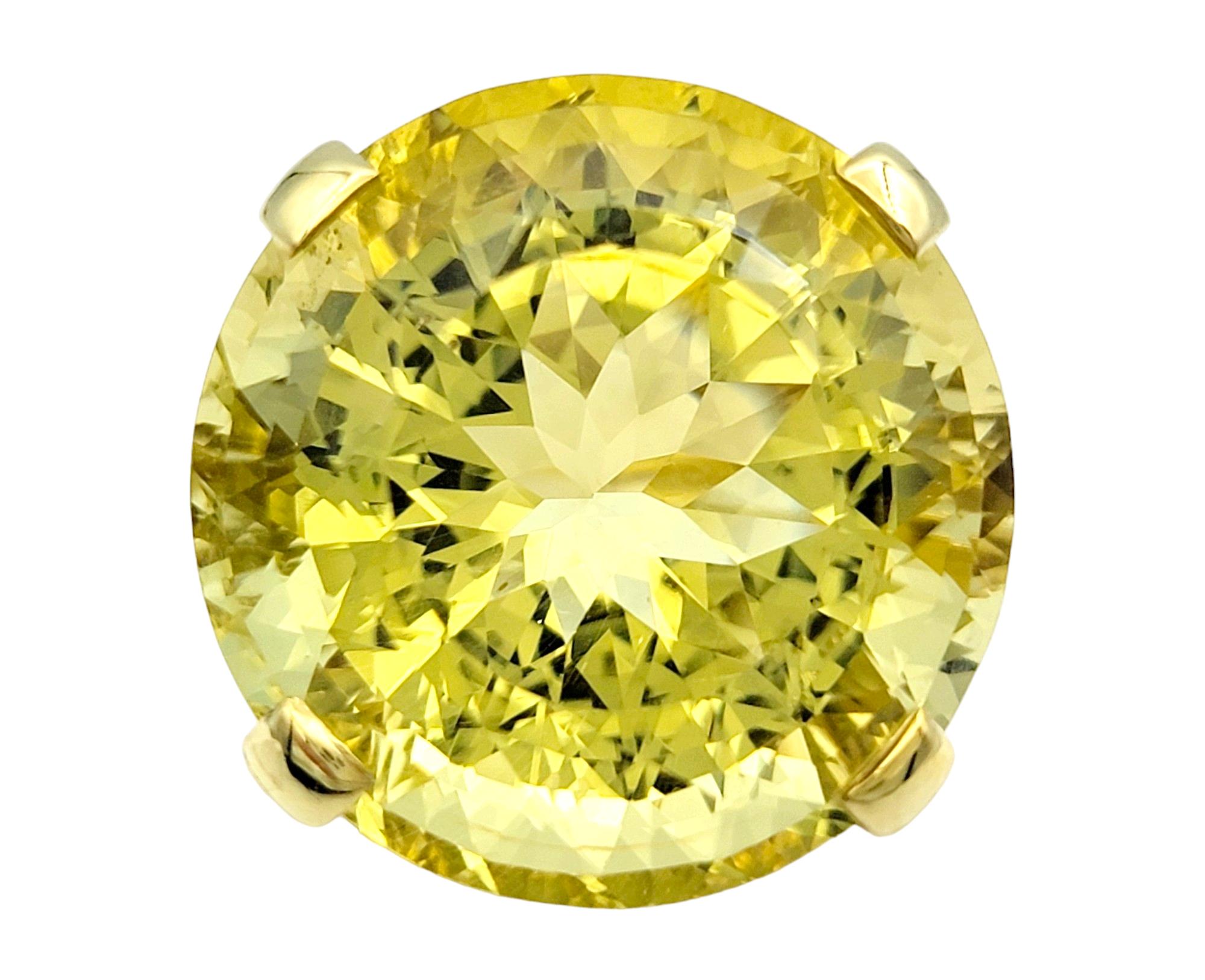 Taille de l'anneau : 5.75

Faites une déclaration audacieuse avec notre superbe bague de cocktail de 35,70 carats d'héliodor à taille ronde, méticuleusement fabriquée en or jaune 18 carats. La pièce maîtresse est un héliodore colossal, connu pour sa