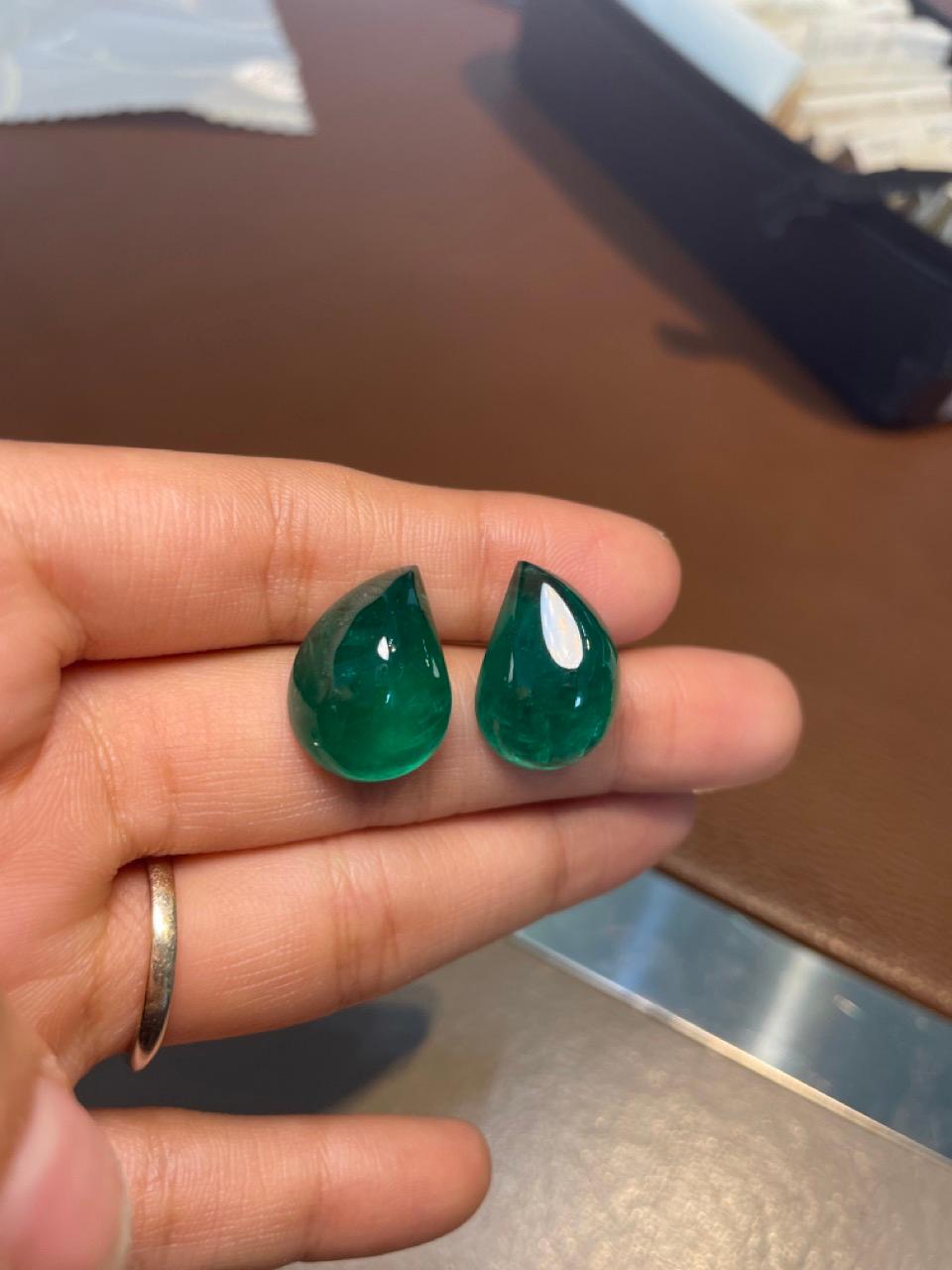 Entdecken Sie die Faszination dieses atemberaubenden sambischen Smaragd-Cabochons mit einem Gewicht von 35,71 Karat. Dieser exquisite Edelstein hat die Form einer Birne, die an eine Mango erinnert, und zeigt die leuchtenden Grüntöne, für die