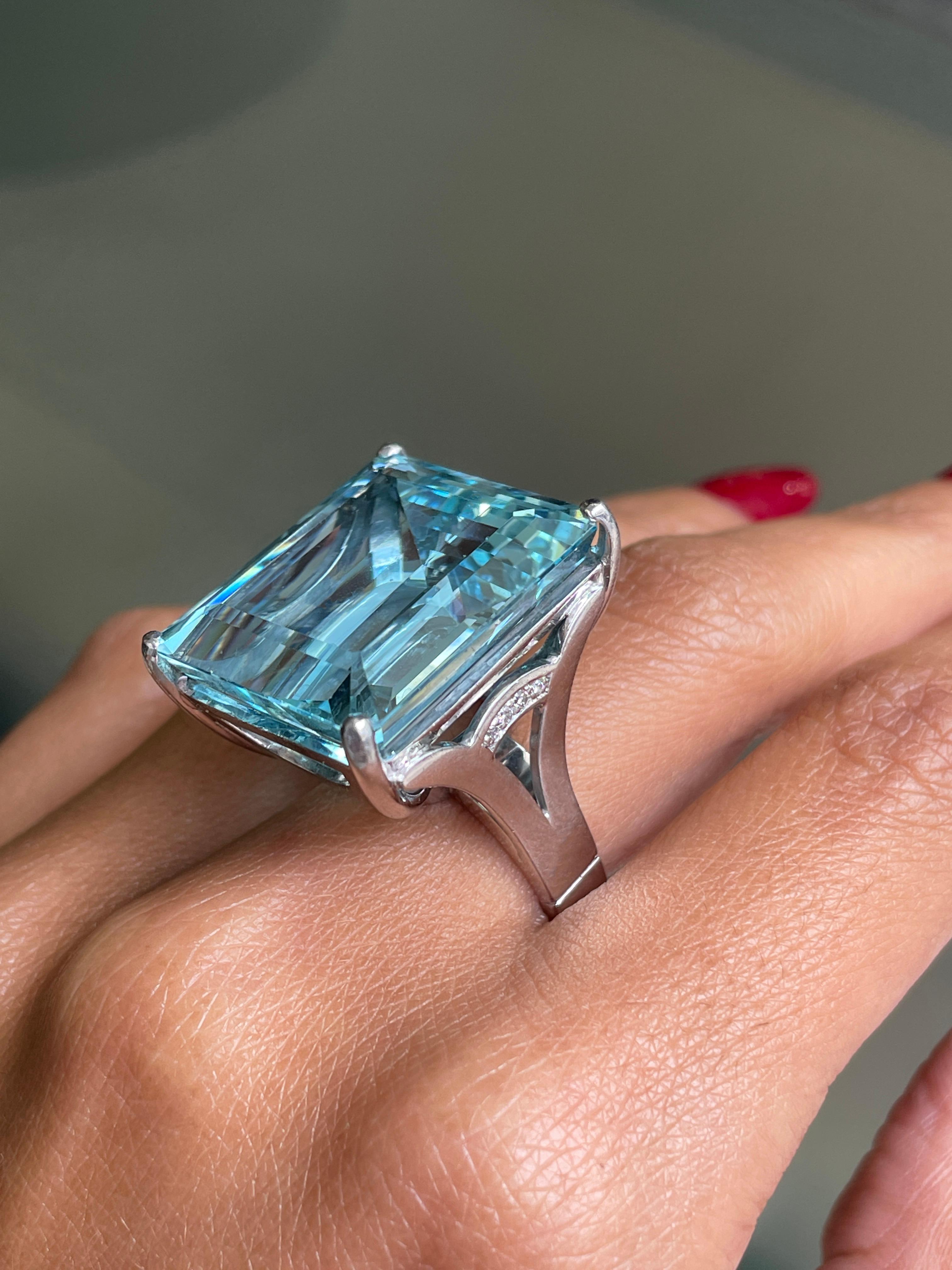 35.72 Carat Aquamarine and Diamond 18 Carat White Gold Cocktail Ring In Excellent Condition For Sale In London, GB