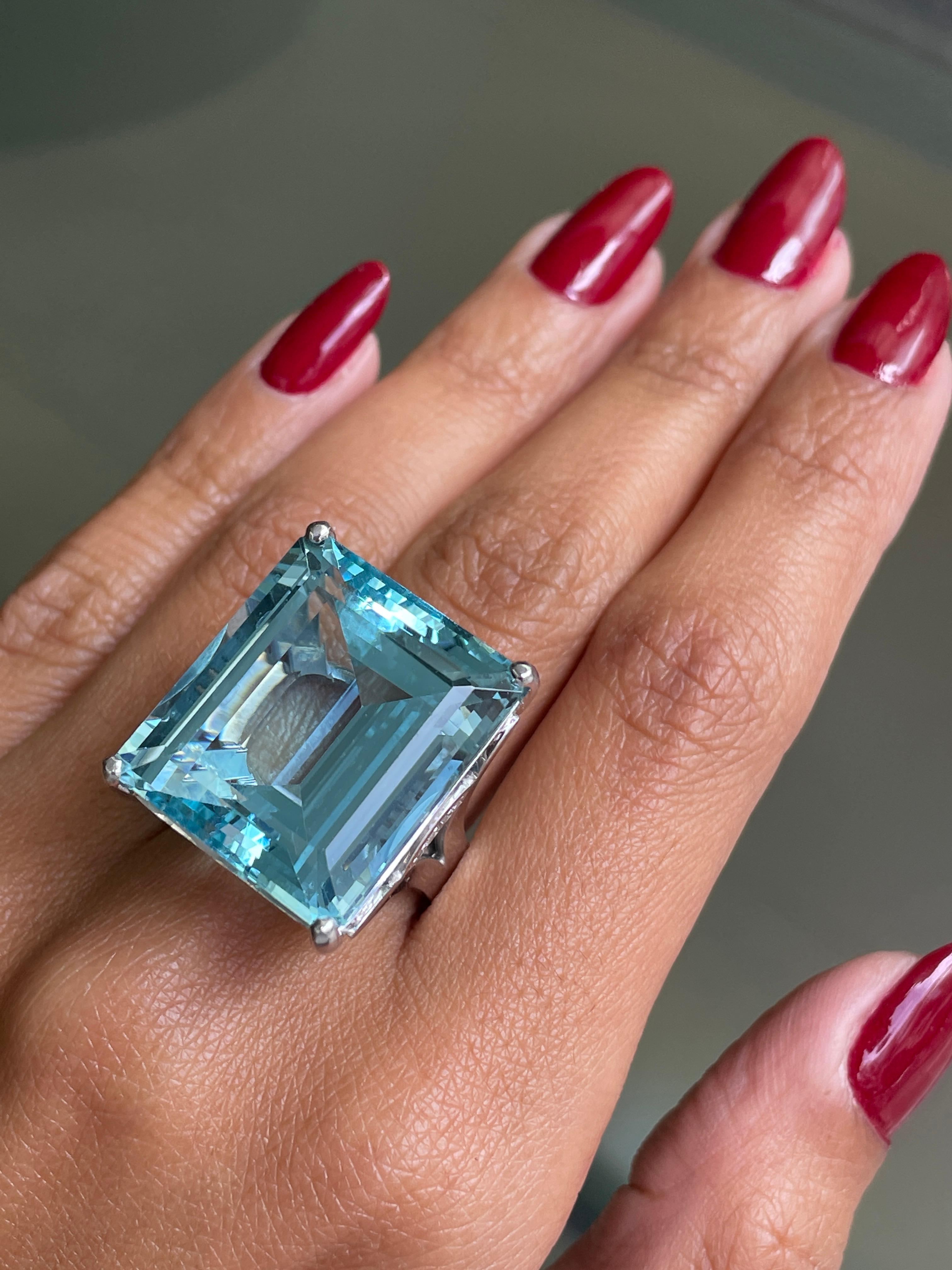 Women's or Men's 35.72 Carat Aquamarine and Diamond 18 Carat White Gold Cocktail Ring For Sale