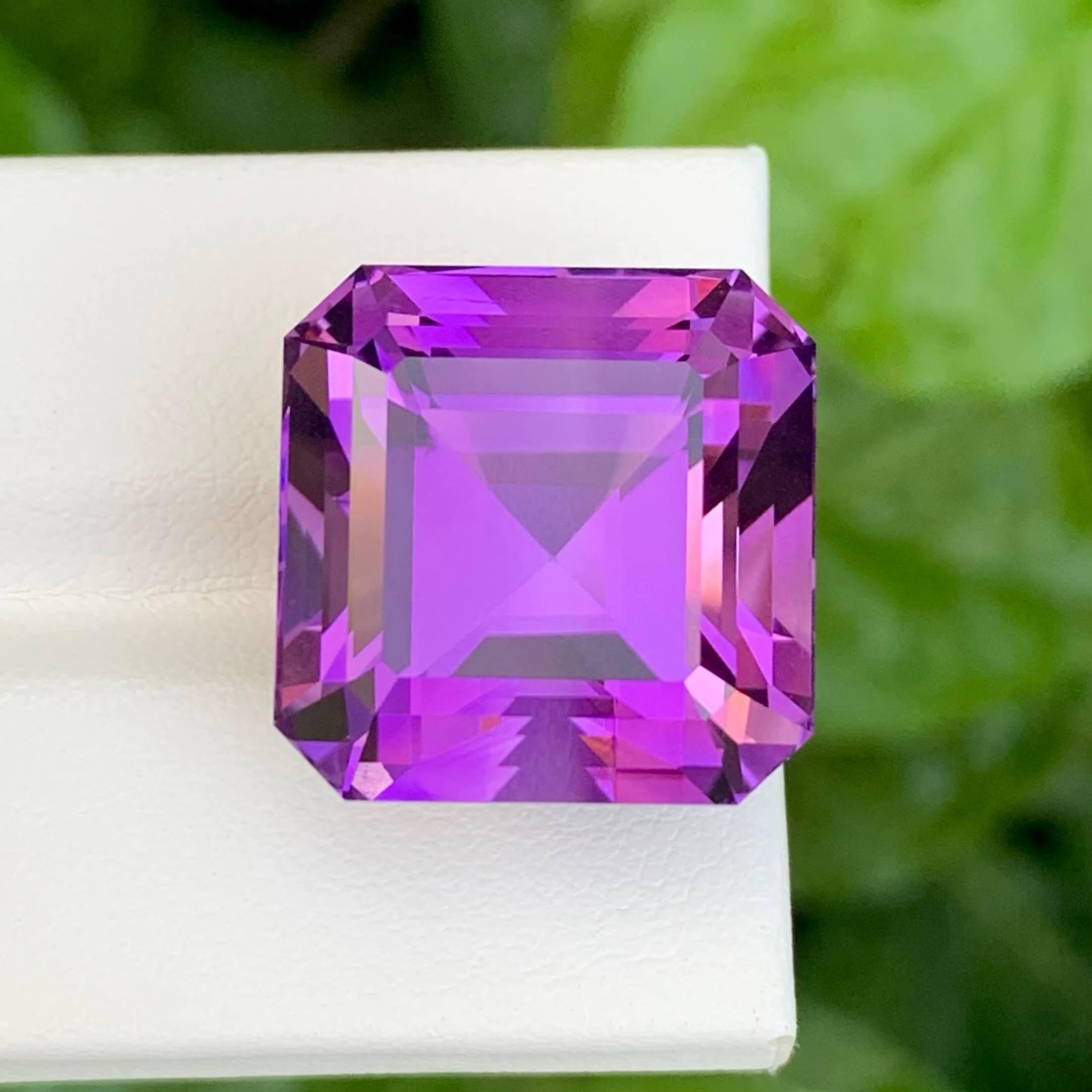 Peso 35,75 carati 
Dimensioni 18,0x18,0x15,5 mm
Trattamento Nessuno 
Origine Brasile 
Clarity Loup Clean 
Taglia forma Asscher 





Questa ametista naturale sfusa di colore viola da 35,75 carati è una gemma davvero magnifica, proveniente dalle