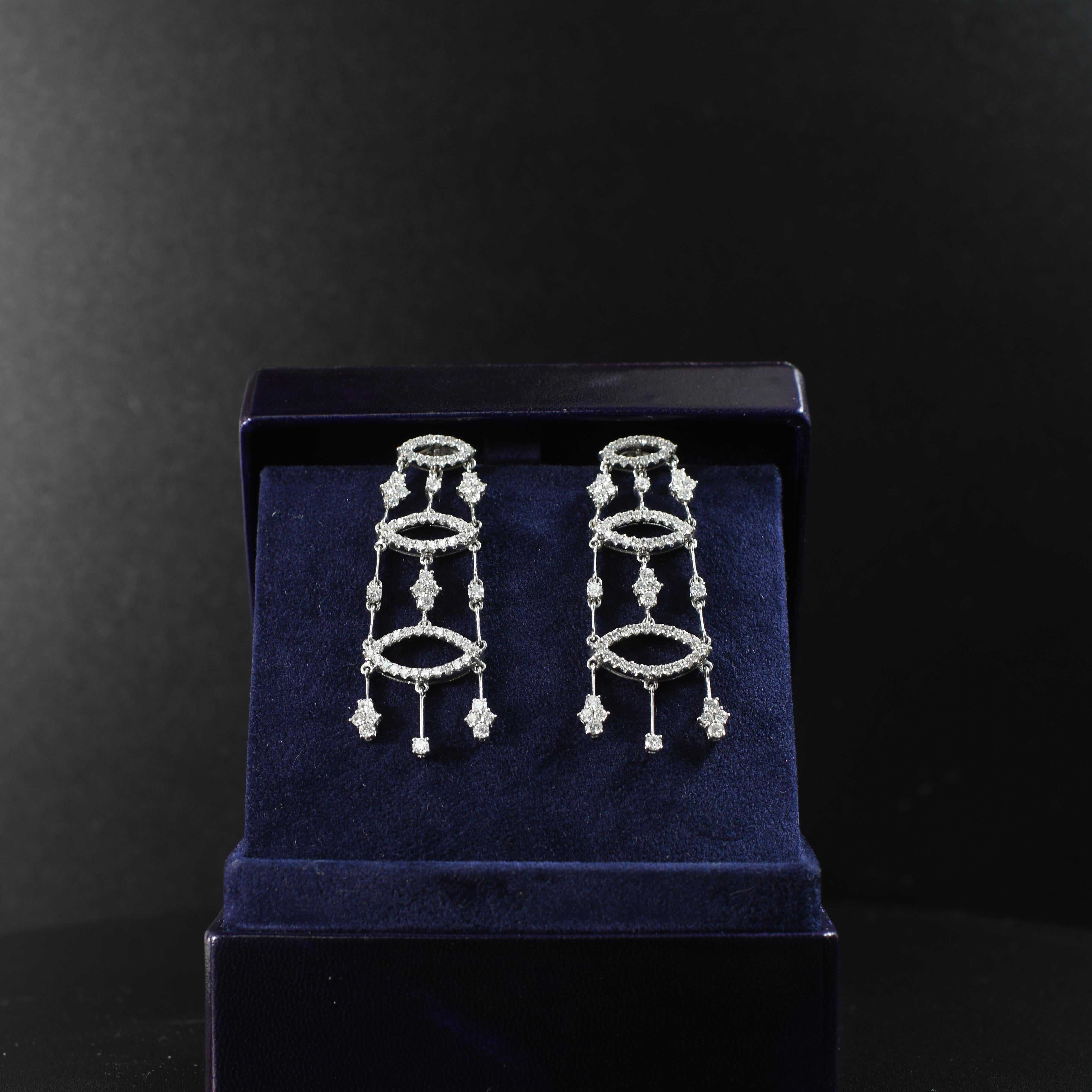 Pendants d'oreilles lustre à 3 niveaux en or blanc 18 carats avec diamants de 3,57 carats Pour femmes en vente