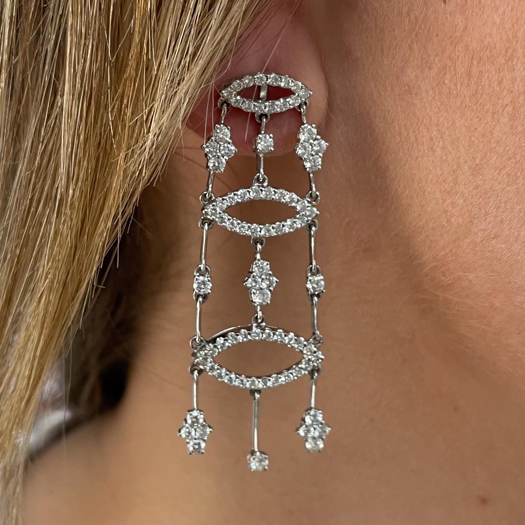 Pendants d'oreilles lustre à 3 niveaux en or blanc 18 carats avec diamants de 3,57 carats en vente 1
