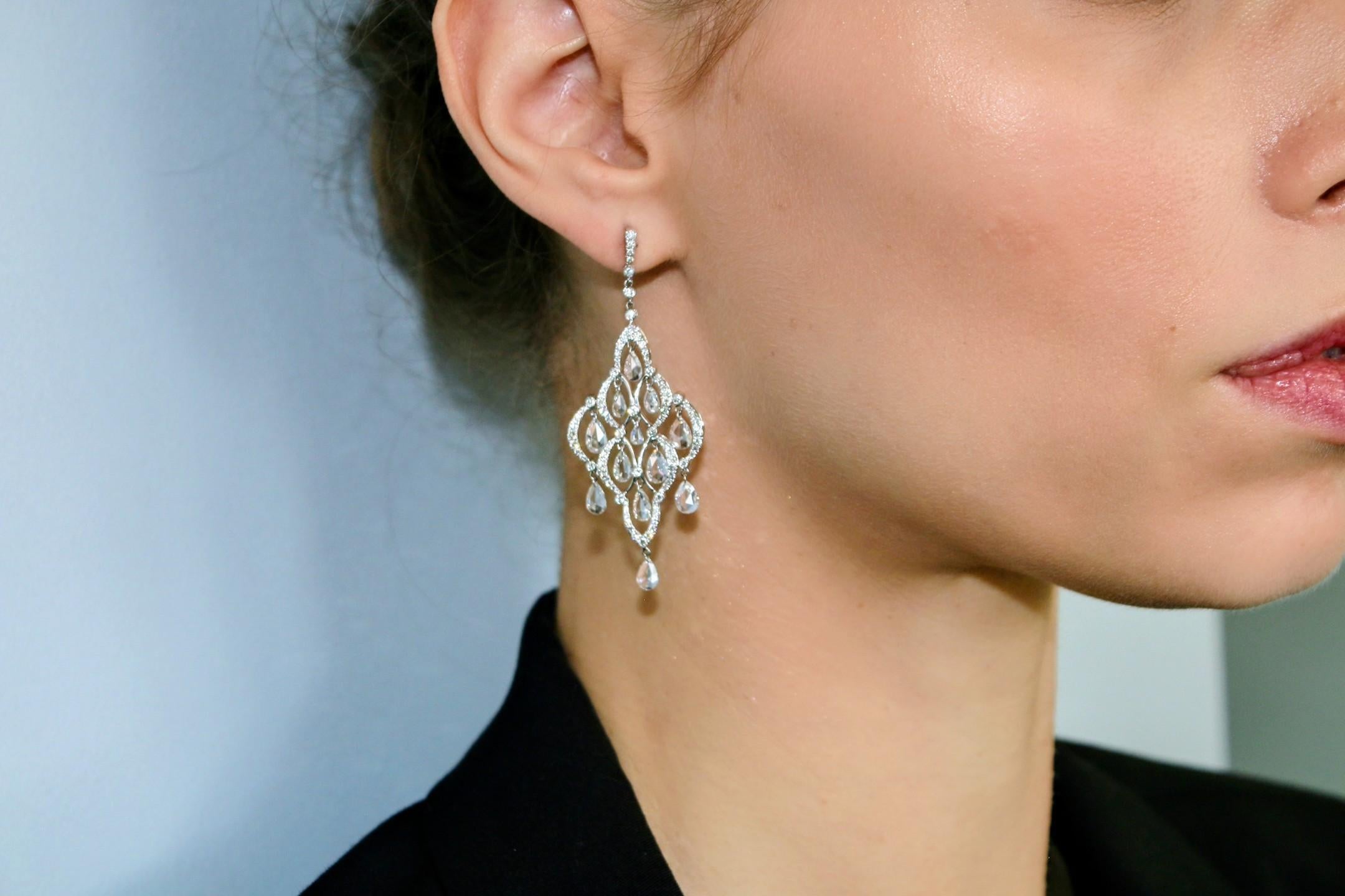La creación de Iris Fine Jewelry es un cautivador par de pendientes colgantes, que exhiben 3,58 quilates de diamantes blancos con talla rosa. Estos diamantes, de color G y claridad VS1, se complementan elegantemente con 1,58 quilates de diamantes