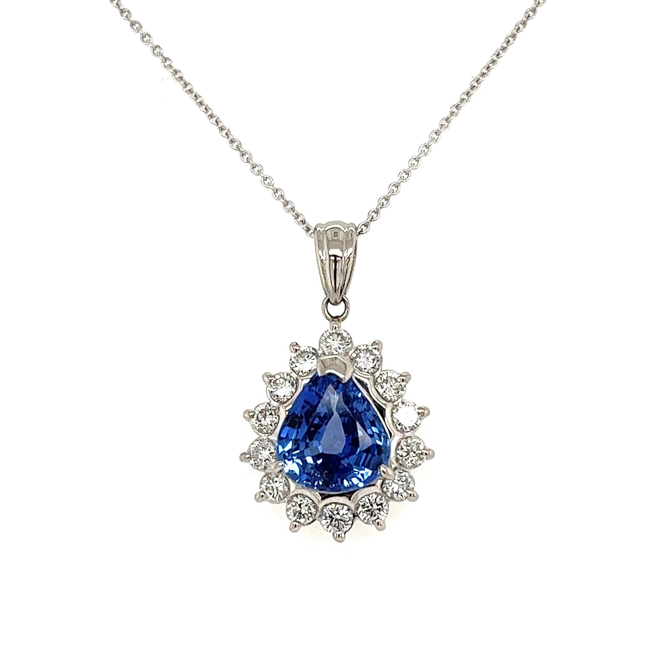 Tout simplement magnifique ! Collier pendentif saphir et diamant en platine. Le centre est serti à la main d'un saphir poire de 3,58 carats, entouré de diamants d'environ 0,82 ctw. Suspendu à une chaîne à maillons, d'une longueur d'environ 16