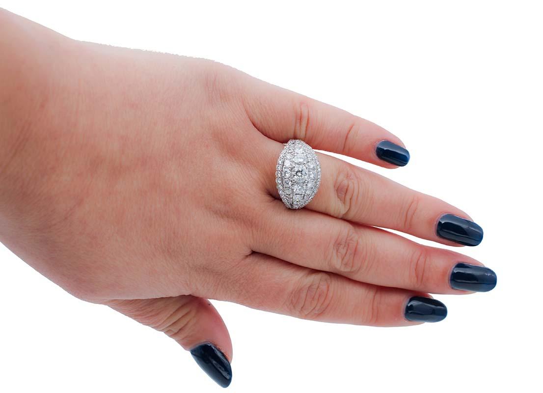 Modern 3.58 Carats Diamonds, 18 Karat White Gold Ring For Sale