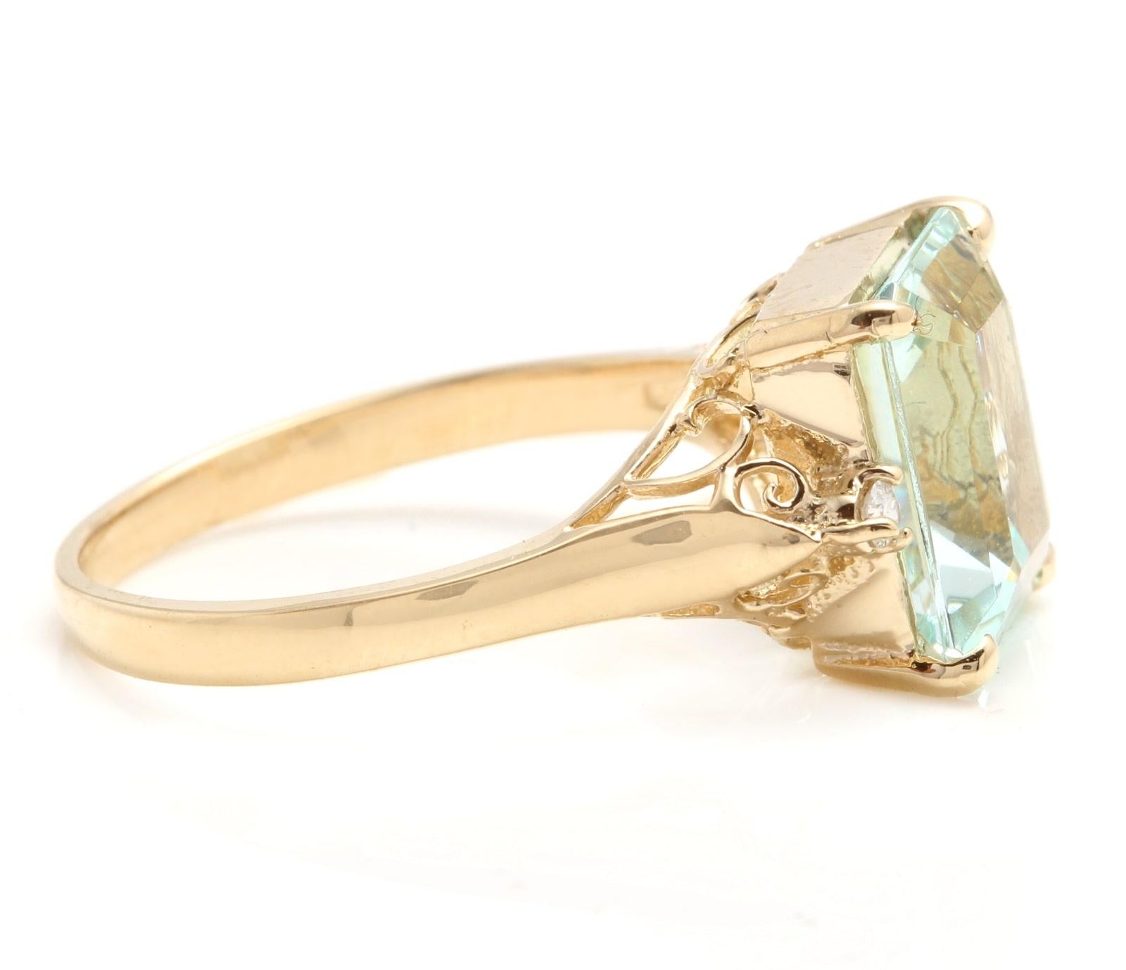 Mixed Cut 3.58 Carats Impressive Natural Aquamarine and Diamond 14K Yellow Gold Ring For Sale