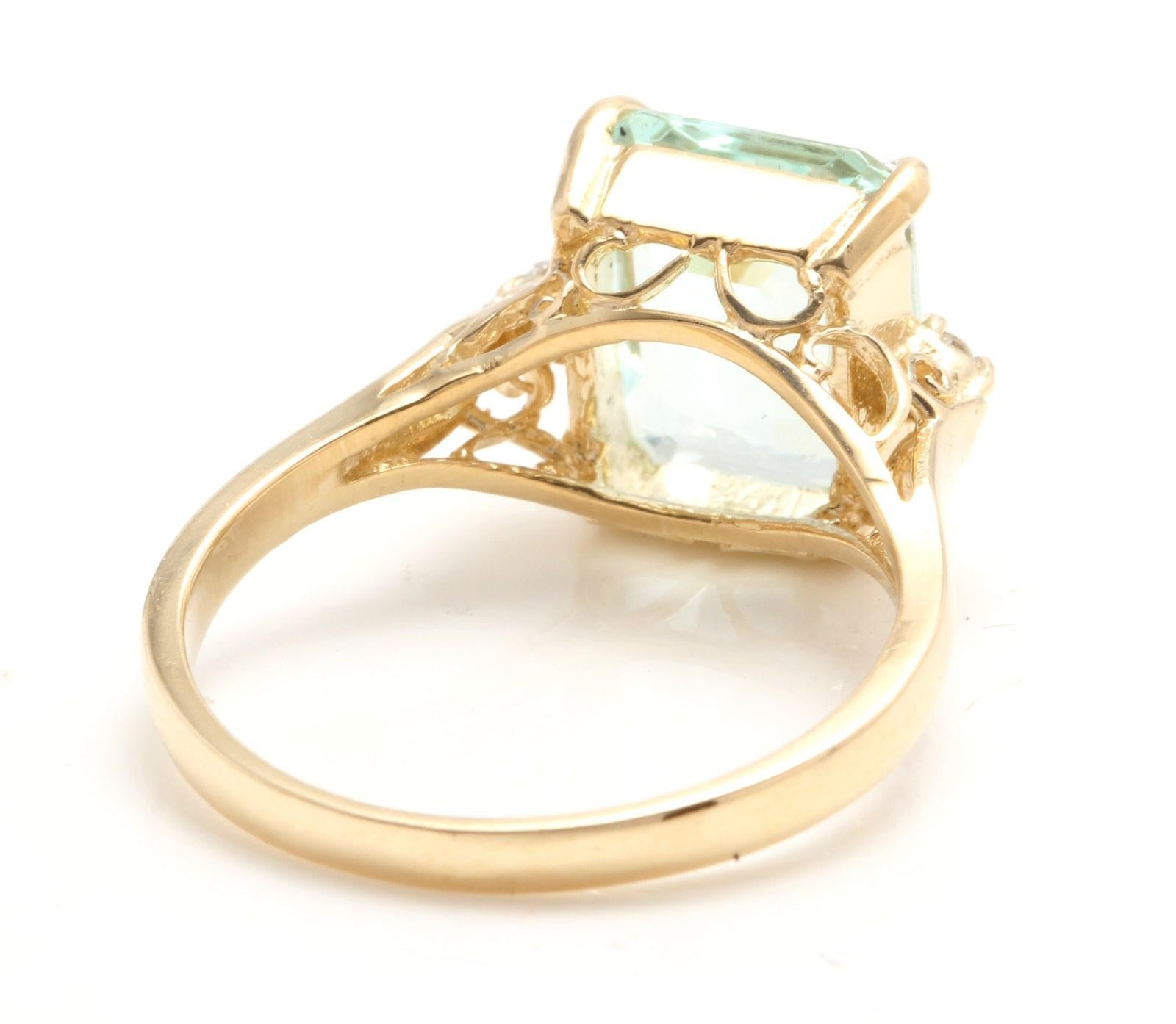 3.58 Carats Impressive Natural Aquamarine and Diamond 14K Yellow Gold Ring In New Condition For Sale In Los Angeles, CA