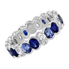 Anneau d'éternité ovale en saphir bleu et diamants de 3,58 carats poids total