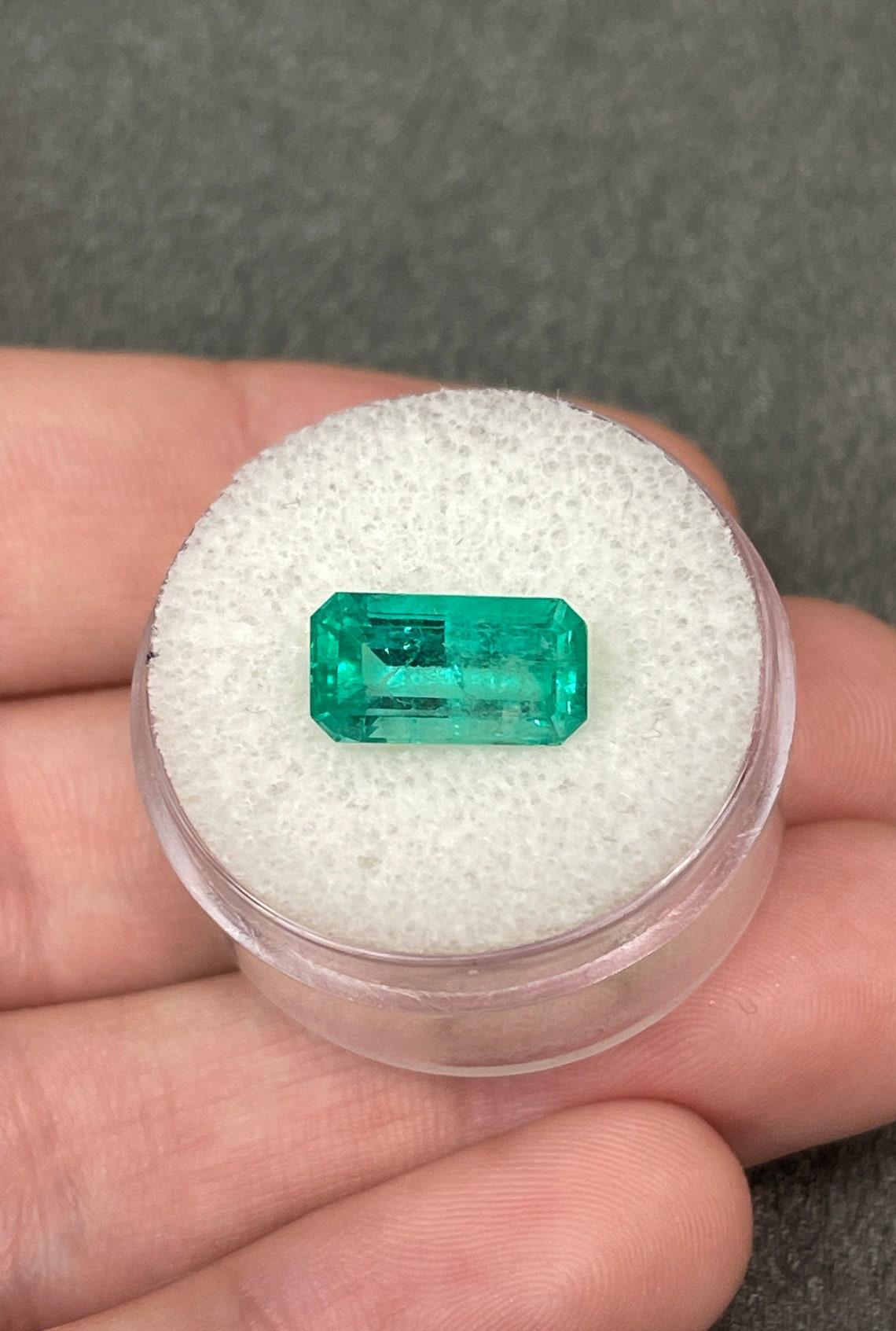 Pierre : Émeraude
Poids : 3,58 carats
Forme : Coupe émeraude
Clarté : Transparent
Lustre : Très bon
Couleur : Vert bleuté moyen
Dimensions : 12mm x 6.45mm
Origine géographique : Colombie
Traitement : Naturel, huilé

Commentaires : En raison de leurs