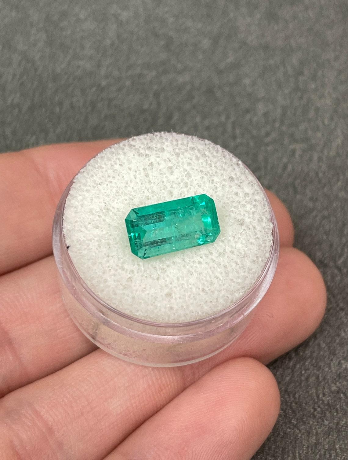 Moderne 3.58ct Bluish Green Elongated Emerald Cut Colombian Gem Genuine May Birthstone (pierre de naissance de mai) en vente