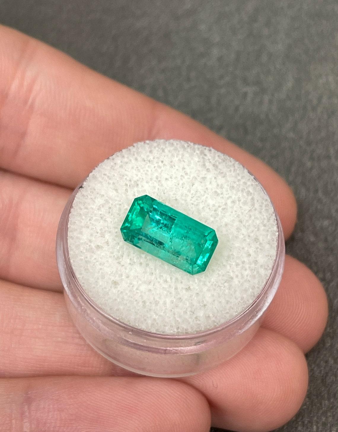 Taille émeraude 3.58ct Bluish Green Elongated Emerald Cut Colombian Gem Genuine May Birthstone (pierre de naissance de mai) en vente