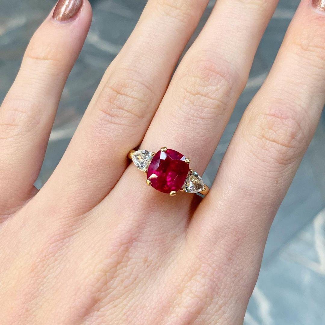 3.58 Carat Burmese Red Ruby and Diamond Ring Set in 18 Karat Yellow Gold In Good Condition In London, GB