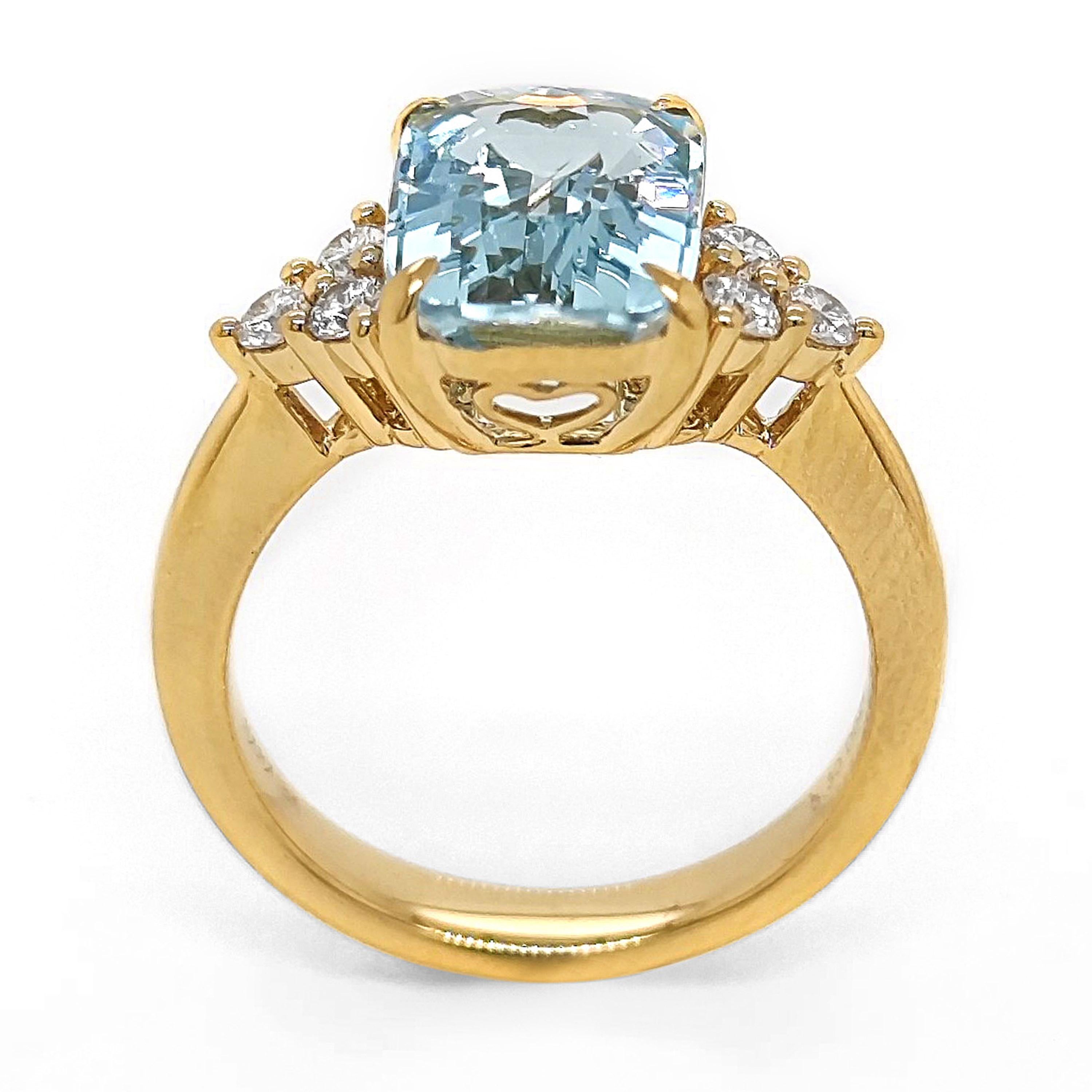 3.59 Carat Aquamarine and White Diamond Yellow Gold Ring In New Condition For Sale In New York, NY