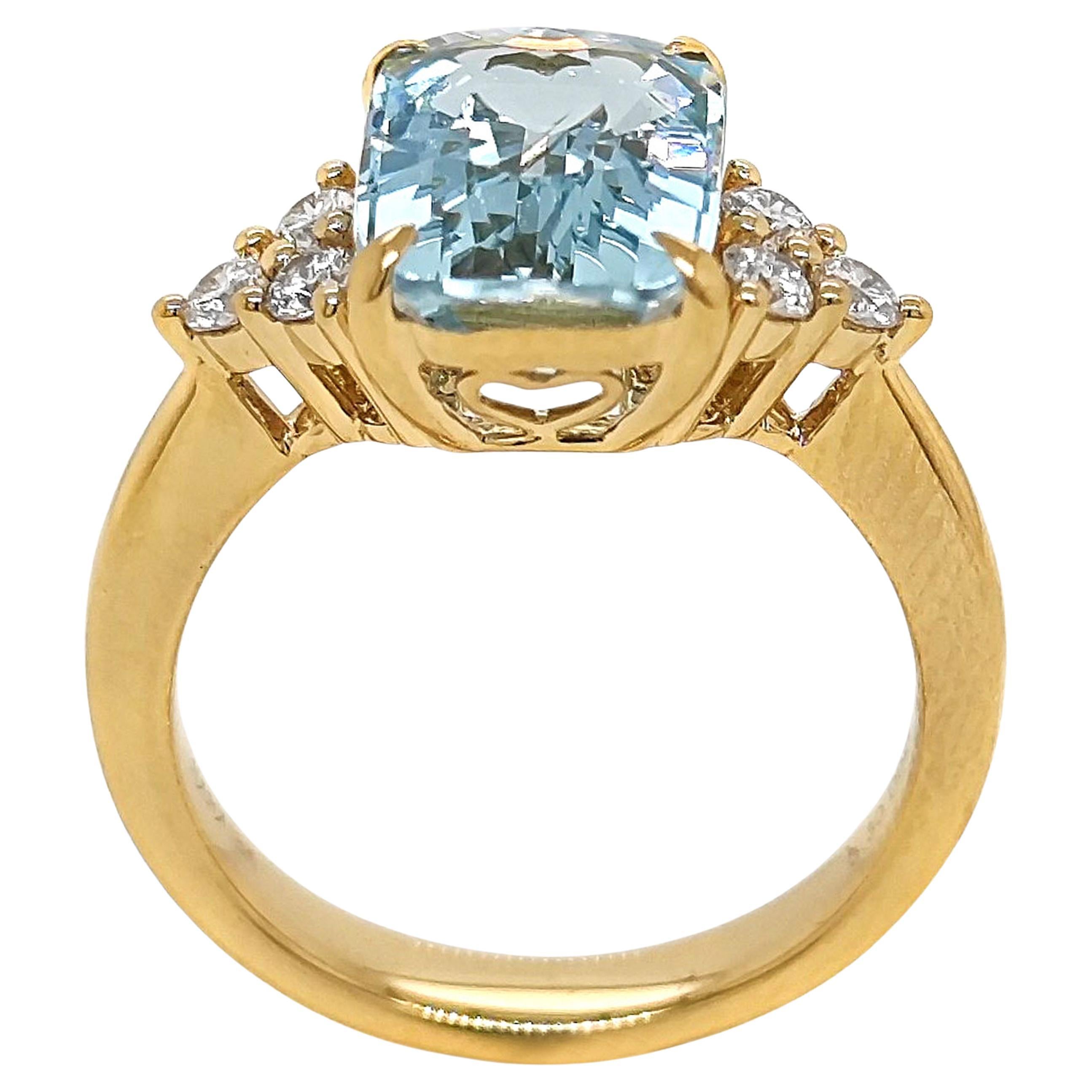 3.59 Carat Aquamarine and White Diamond Yellow Gold Ring For Sale