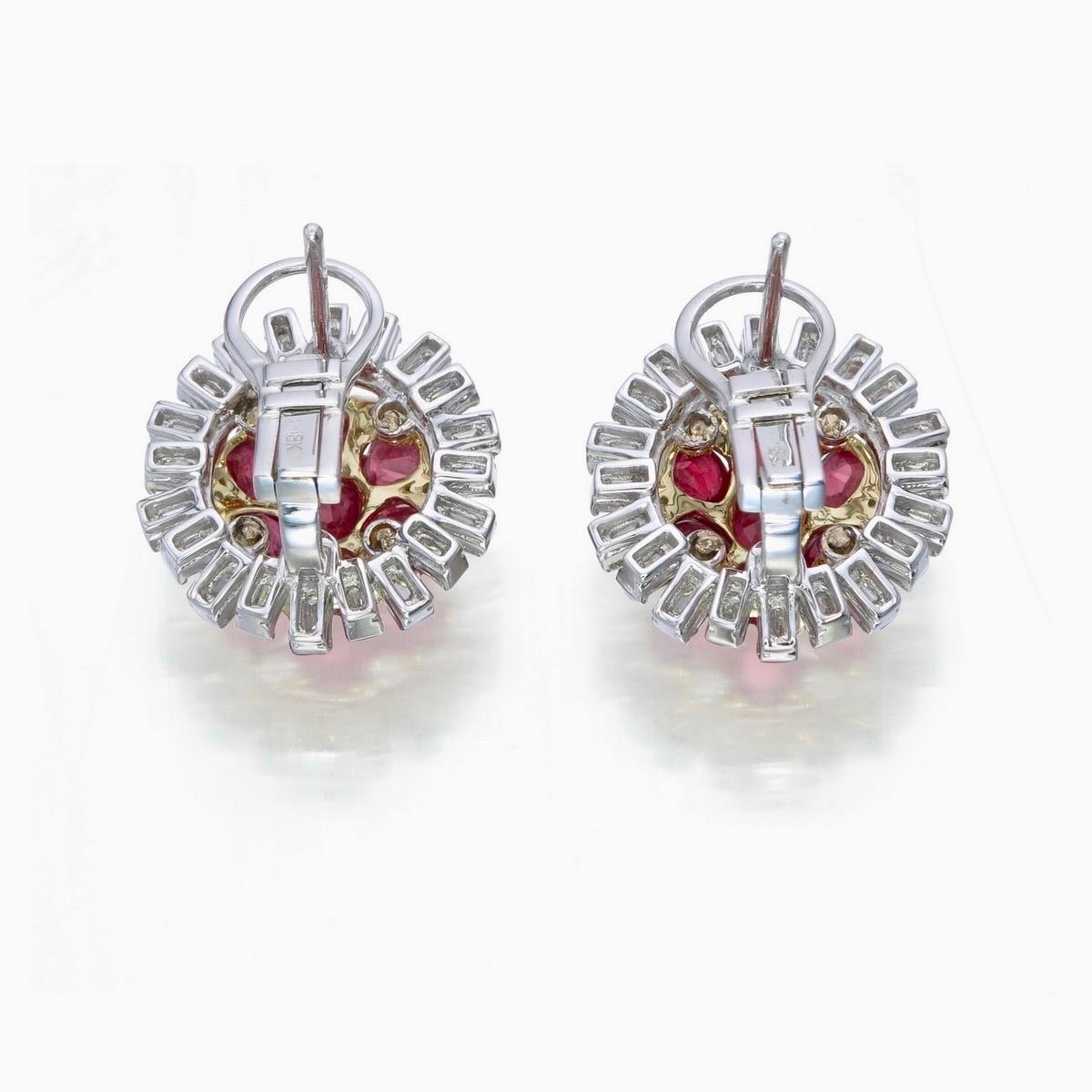 Une élégance classique pour votre collection de bijoux avec ces superbes boucles d'oreilles en rubis et diamants fabriquées par Rewa jewels en or blanc 18 carats.

Il y a 14 rubis birmans sans aucun traitement thermique, pesant environ 3,59 carats