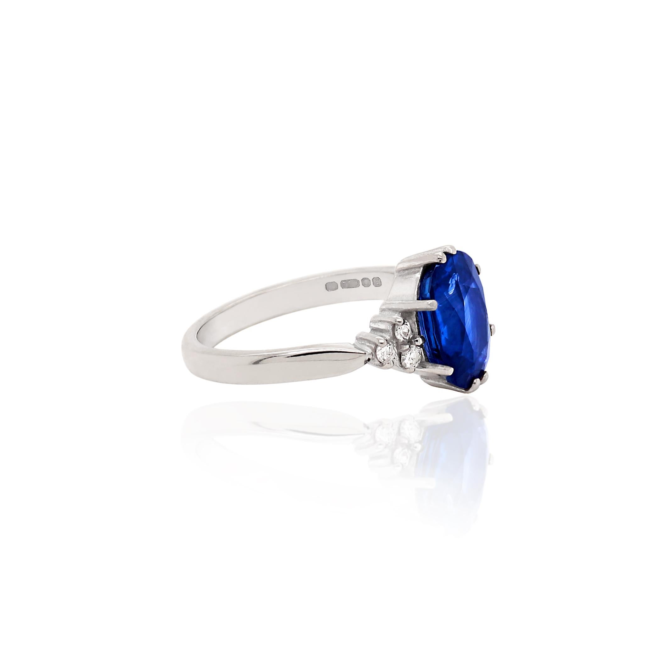 Dieser exquisite Ring zeigt einen königsblauen ovalen Saphir mit einem Gewicht von 3,59 Karat in einer offenen Fassung mit acht Krallen. Dieser wunderschöne Stein wird von drei runden Diamanten im Brillantschliff mit einem Gesamtgewicht von 0,12