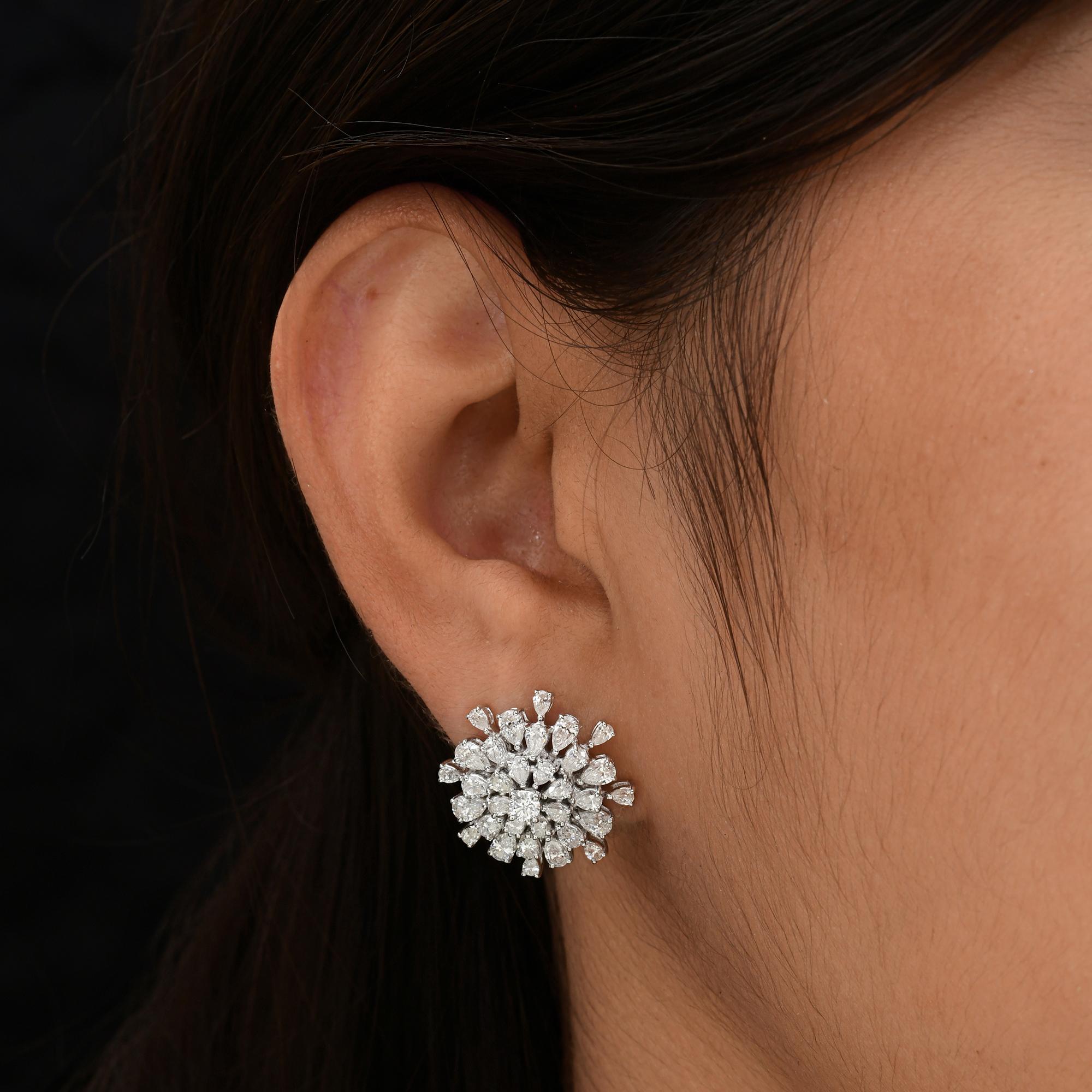 Orecchini con perno a grappolo di diamanti a pera da 3,59 carati SI/H Oro bianco 18 carati
Questi eleganti orecchini con perno sono caratterizzati da un cluster con taglio a pera che crea un'esplosione di stelle per il matrimonio.
I diamanti sono un