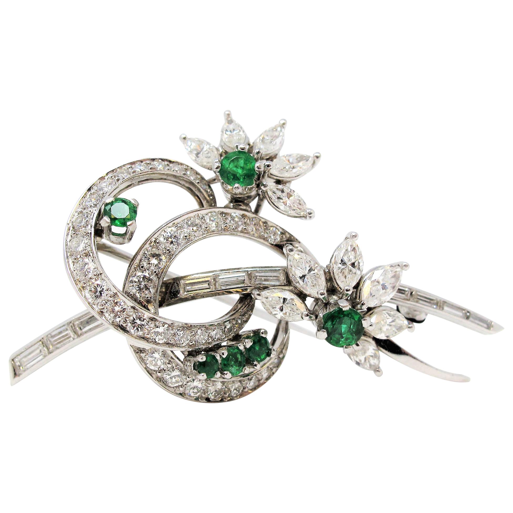 Platinbrosche mit Smaragd und Diamanten in verschiedenen Formen, wirbelndes Design mit Blumen