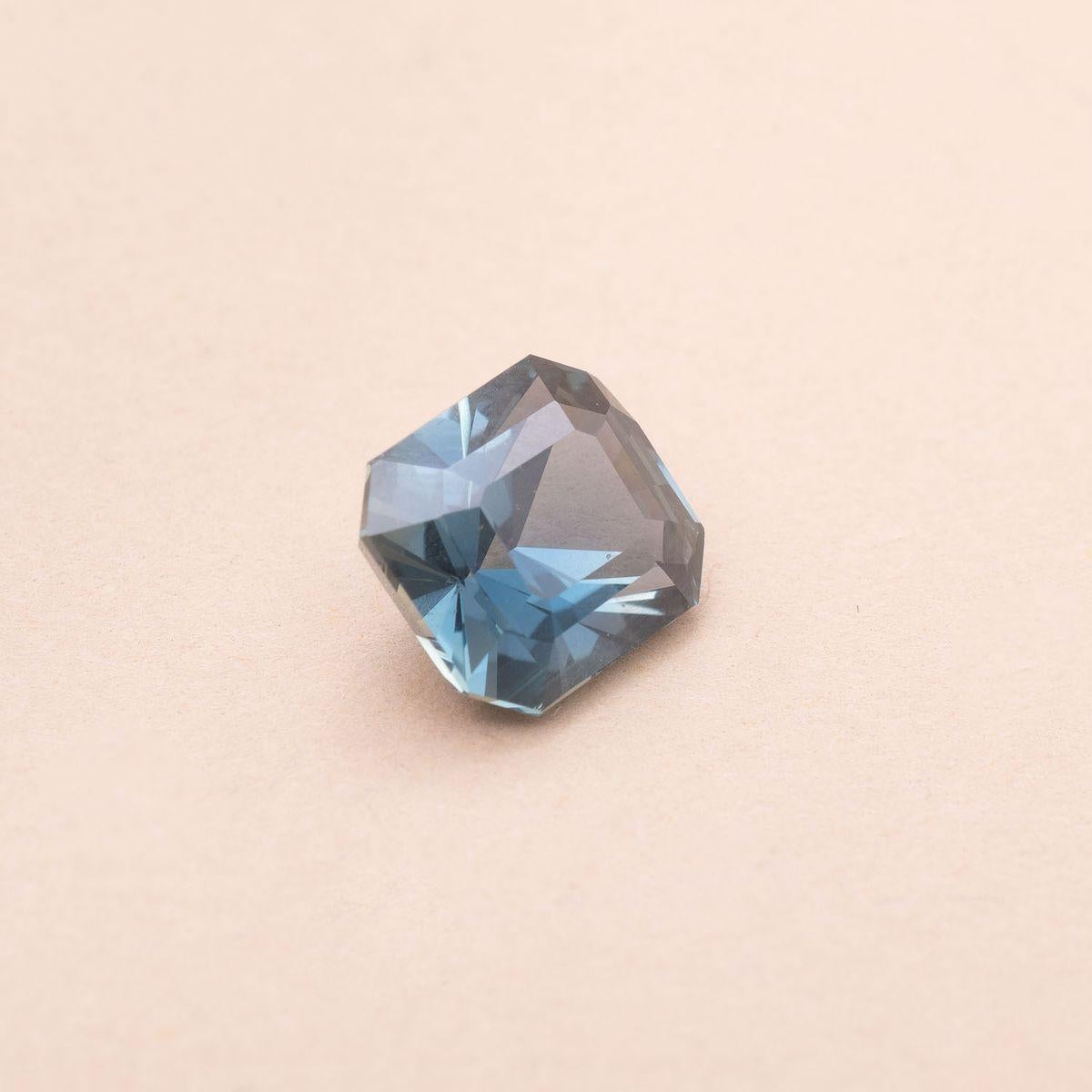 3.59 carats unheated blue-green step-cut sapphire  In Excellent Condition For Sale In PARIS, FR