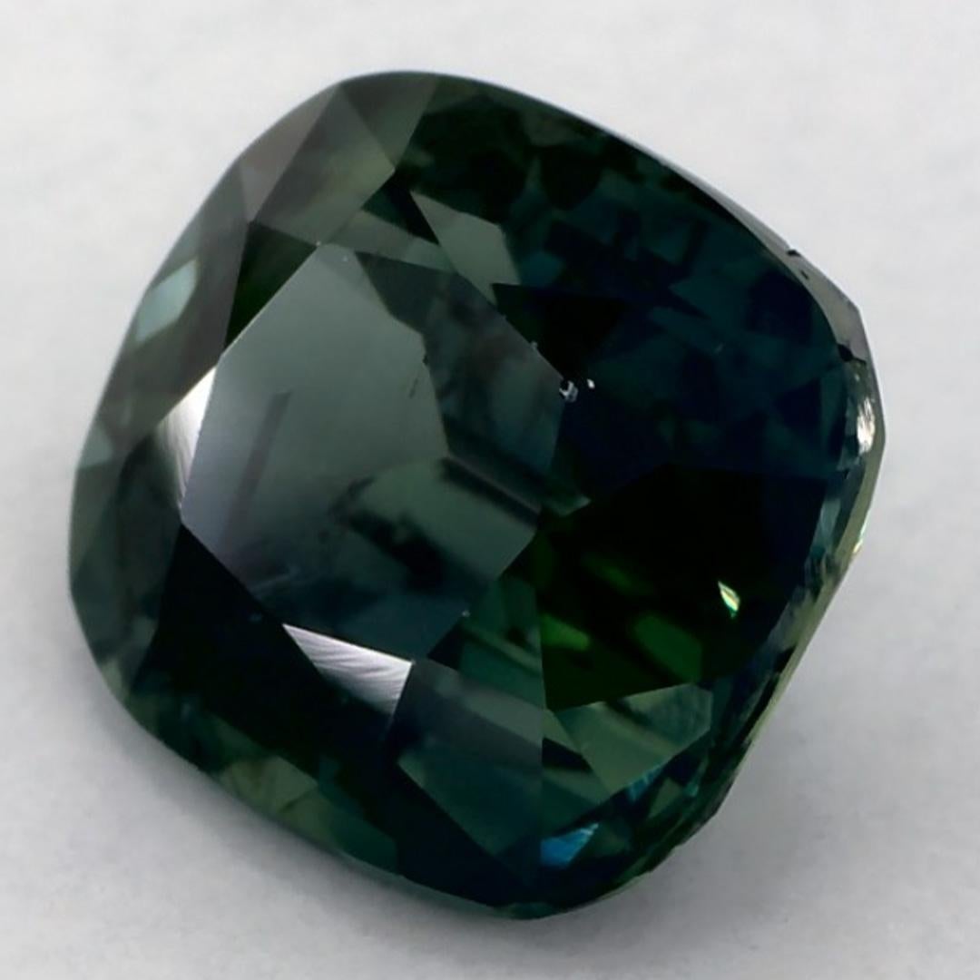 Questo zaffiro verde naturale offre eleganza e raffinatezza. Con la sua ricca saturazione del colore e il taglio preciso, è il centro perfetto per un anello di fidanzamento o per un design di gioielli di lusso.

Questo zaffiro proviene dallo Sri