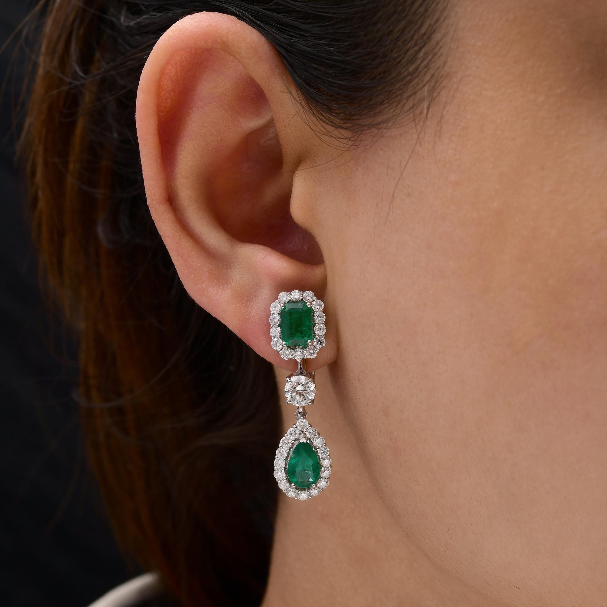 3,59 Karat Oktagon Smaragd Birne Tropfen Ohrringe 2,88 Karat Halo Diamant 18k Weißgold
Diese Ohrringe sind mit einem achteckigen Smaragd an der Spitze und einem birnenförmigen Smaragd an der Unterseite ausgestattet, der mit Diamanten besetzt ist und