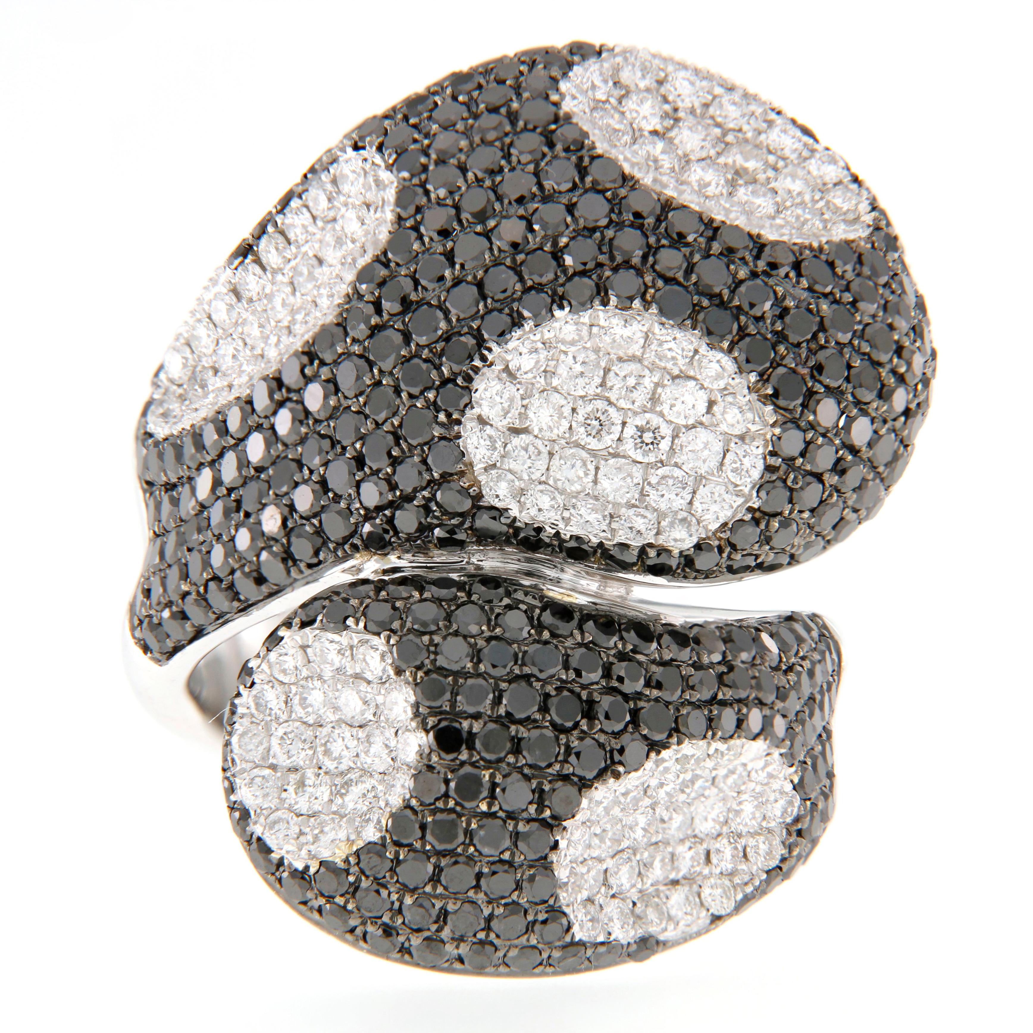 Anillo de cóctel escultural de diamantes blancos y negros en oro blanco de 18 quilates
Atrevido, moderno e irresistiblemente artístico: este anillo escultural redefine la alta costura.

 Elaborado en oro blanco pulido de 18 quilates, el diseño