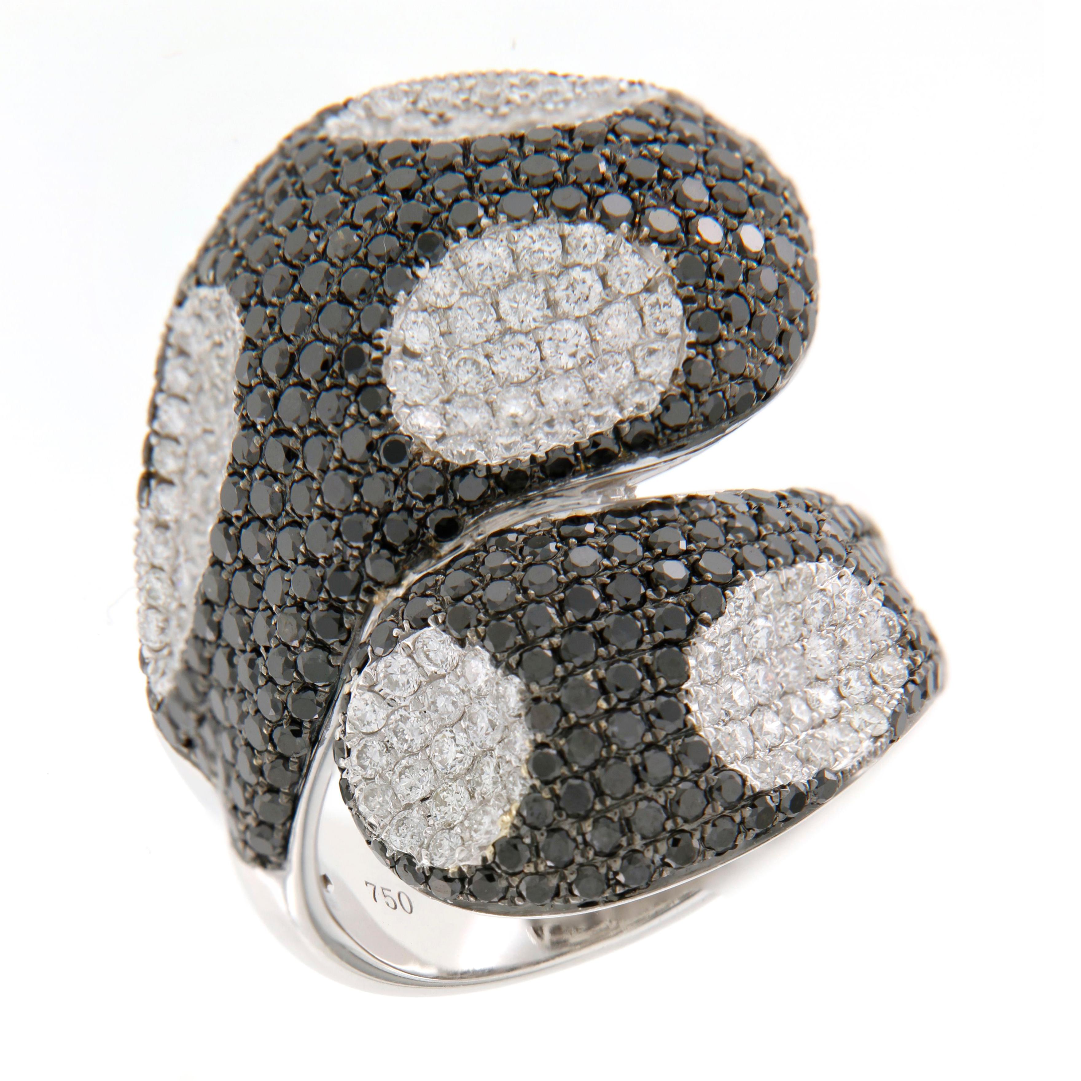 Anillo de Cóctel de Diamantes Blancos y Negros de 3,59cts Moderno en venta