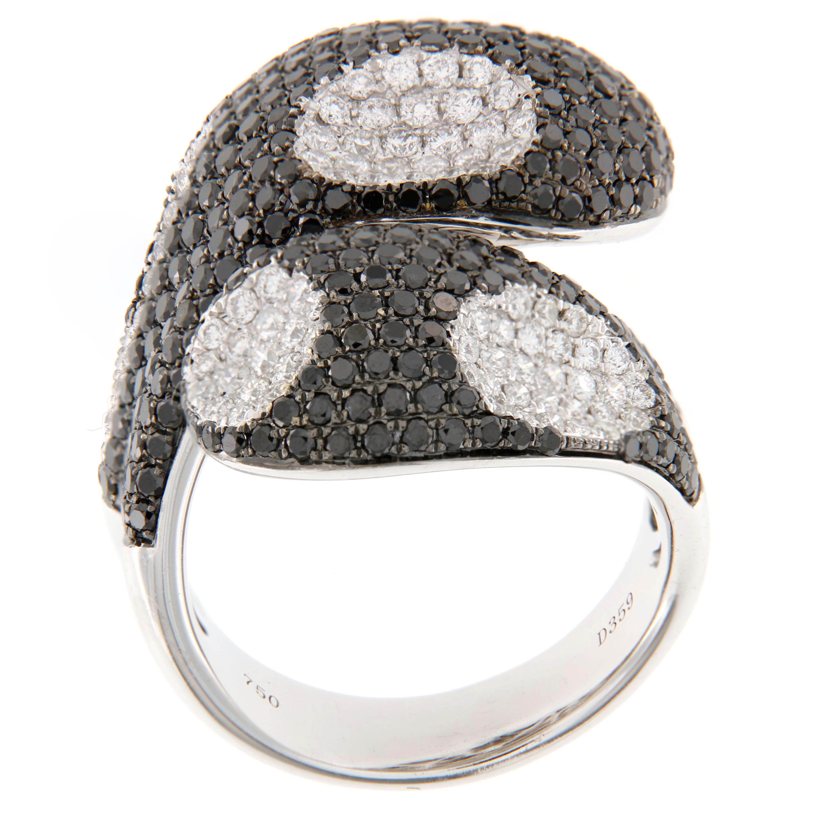 Anillo de Cóctel de Diamantes Blancos y Negros de 3,59cts Corte redondo en venta