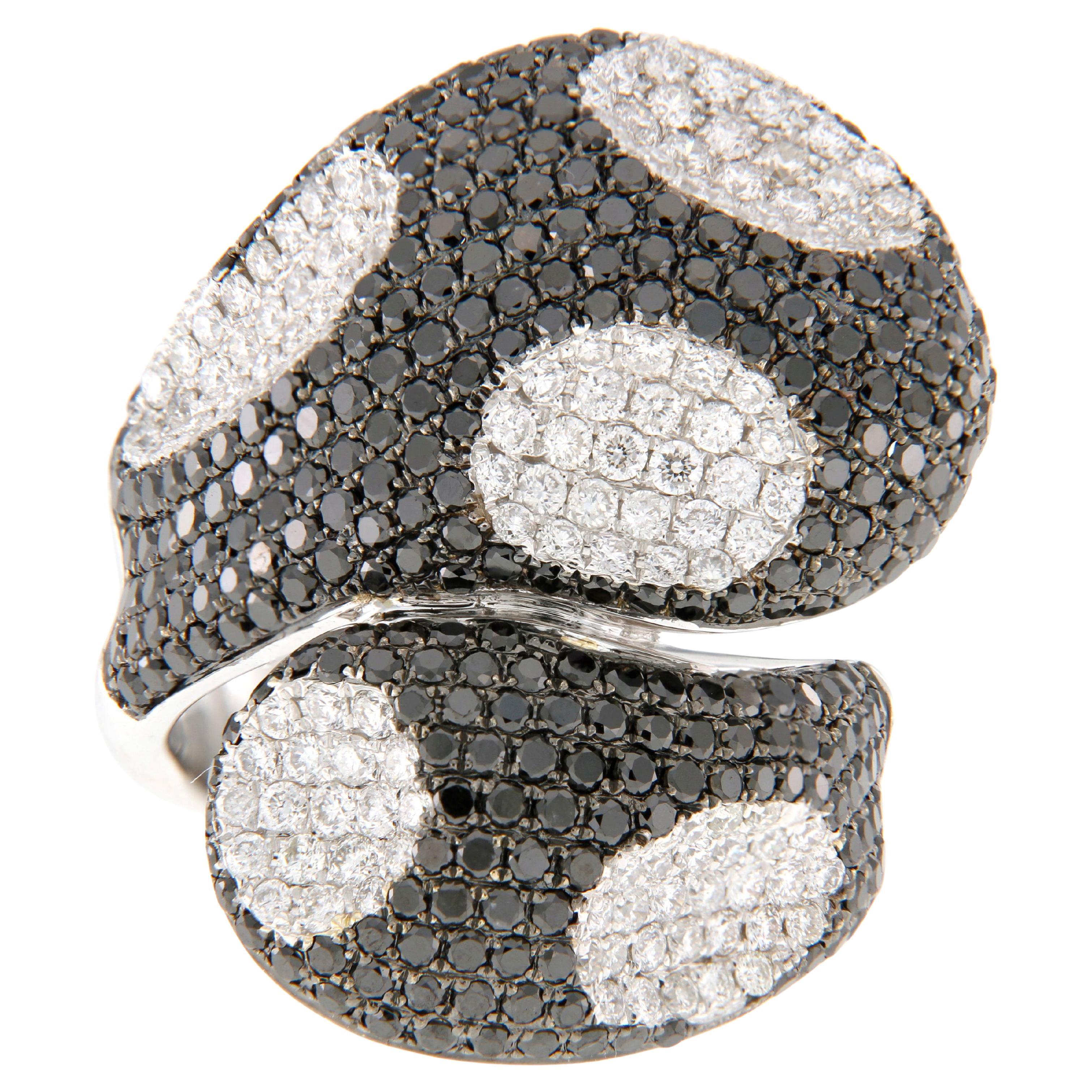 Anello Cocktail con diamanti bianchi e neri da 3,59 carati