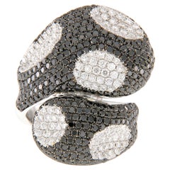 3,59 Karat Schwarzer und weißer Diamant-Cocktailring