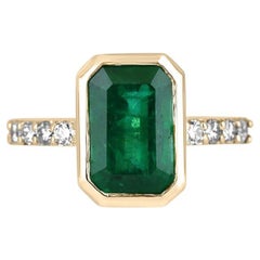 3.59tcw 14K Smaragd-Schliff Smaragd & Diamant Ring - Deep Green Bezel Set Design