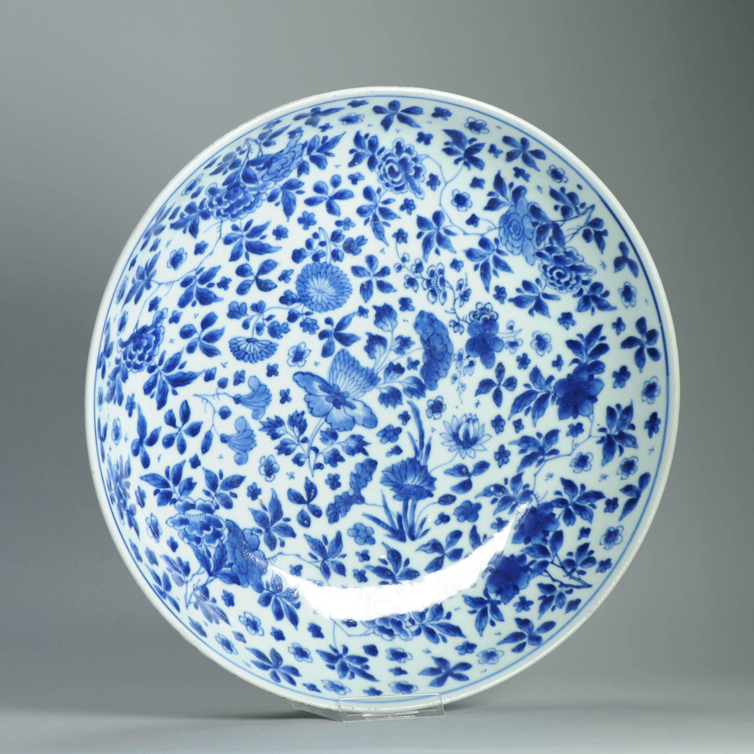 Beschreibung
Dies ist eine feine und LARGE (34,5CM) chinesischen Kangxi-Periode (1662-1722) blau und weiß Porzellan Teller, wunderschön von Hand bemalt mit einem fantastischen Floral Dekor. Die klare kobaltblaue Unterglasurdekoration weist
