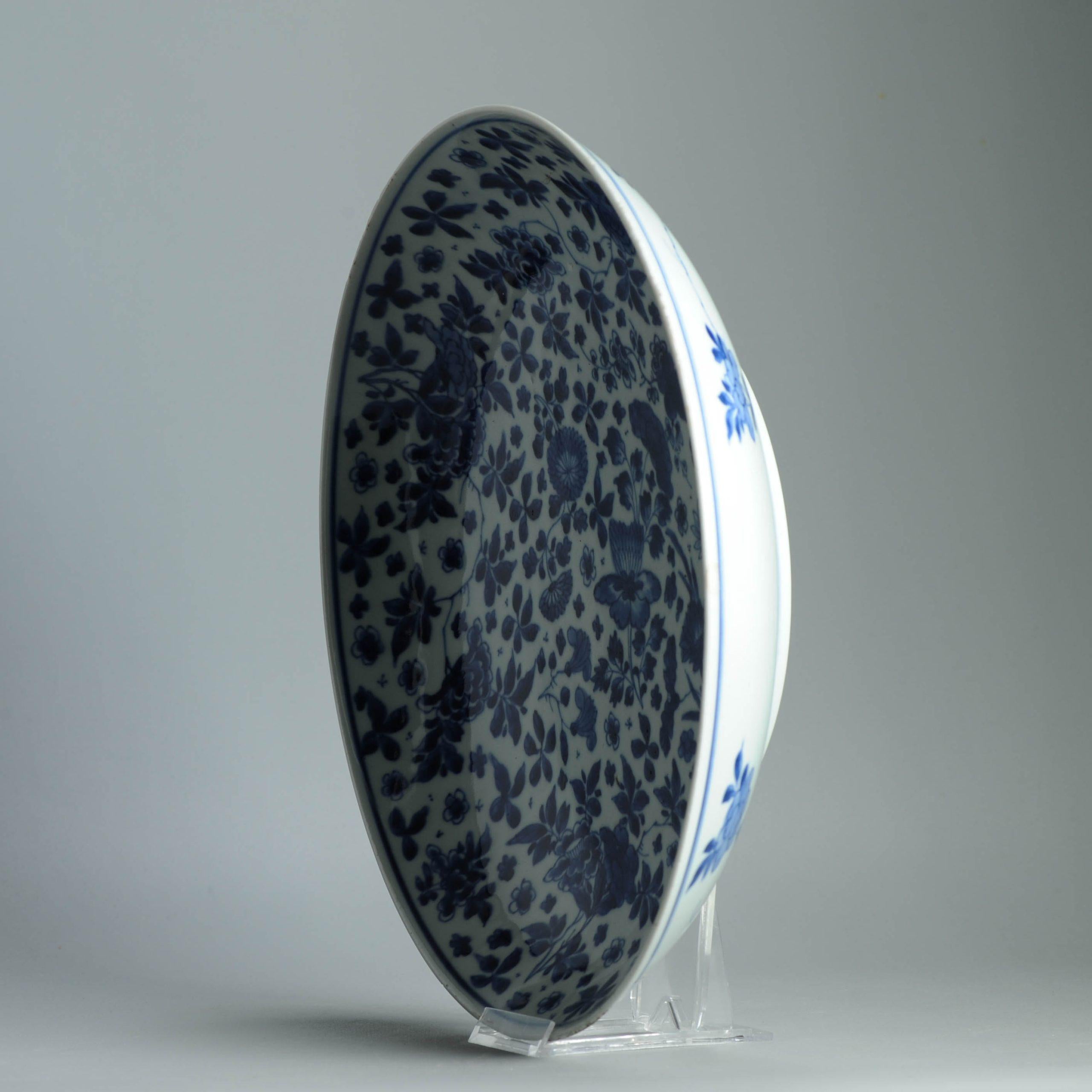 35CM Antike 18C Kangxi Periode Chinesisch Porzellan Blau Weiß Charger Marked im Zustand „Gut“ im Angebot in Amsterdam, Noord Holland