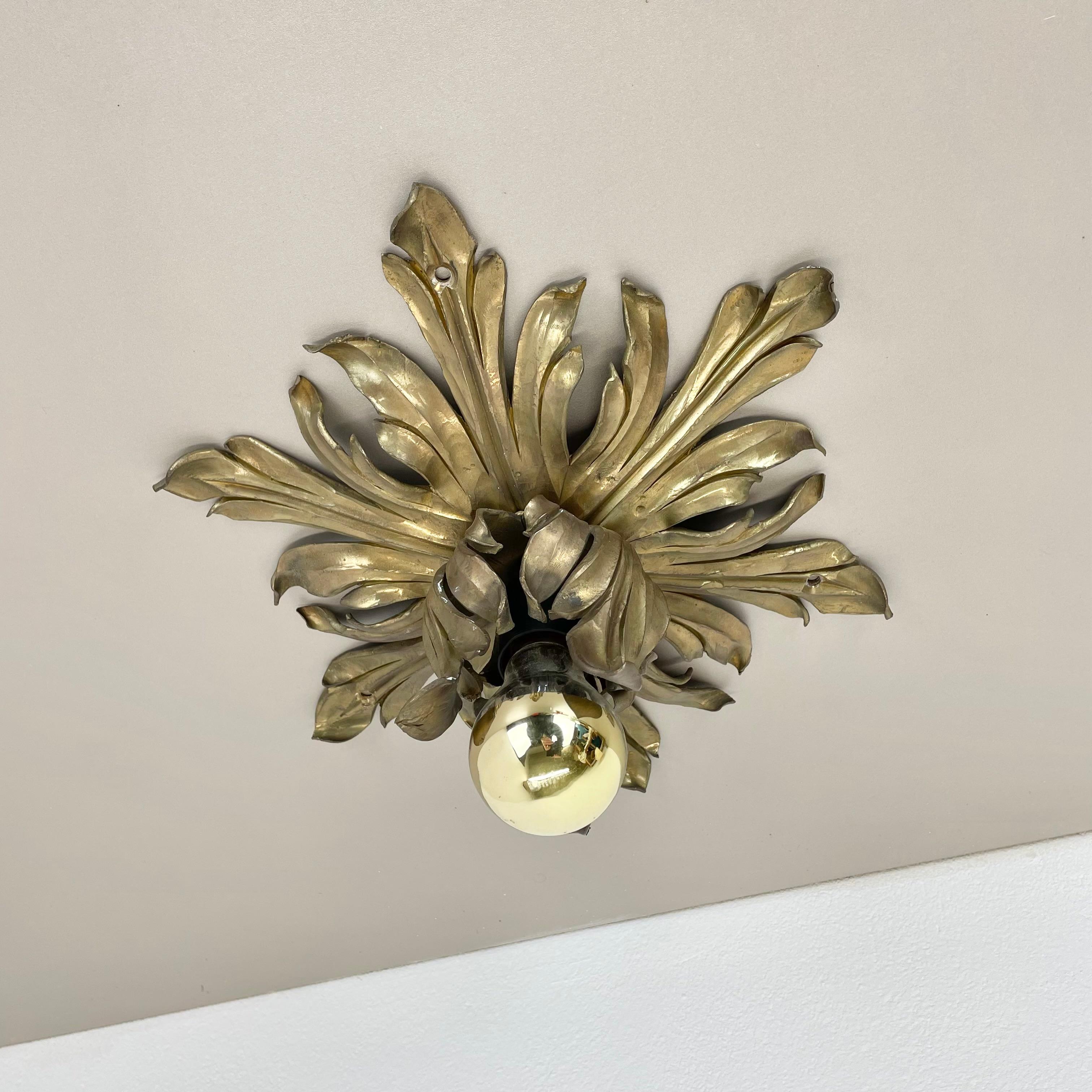 Article:

Wall light, ceiling light


Producer:

Origin Italy in the manner of Stilnovo, Gio Ponti



Age:

1950s



This modernist light was produced in Italy in the 1950s. It is made from solid brass in form of a flower with with leaf elements
