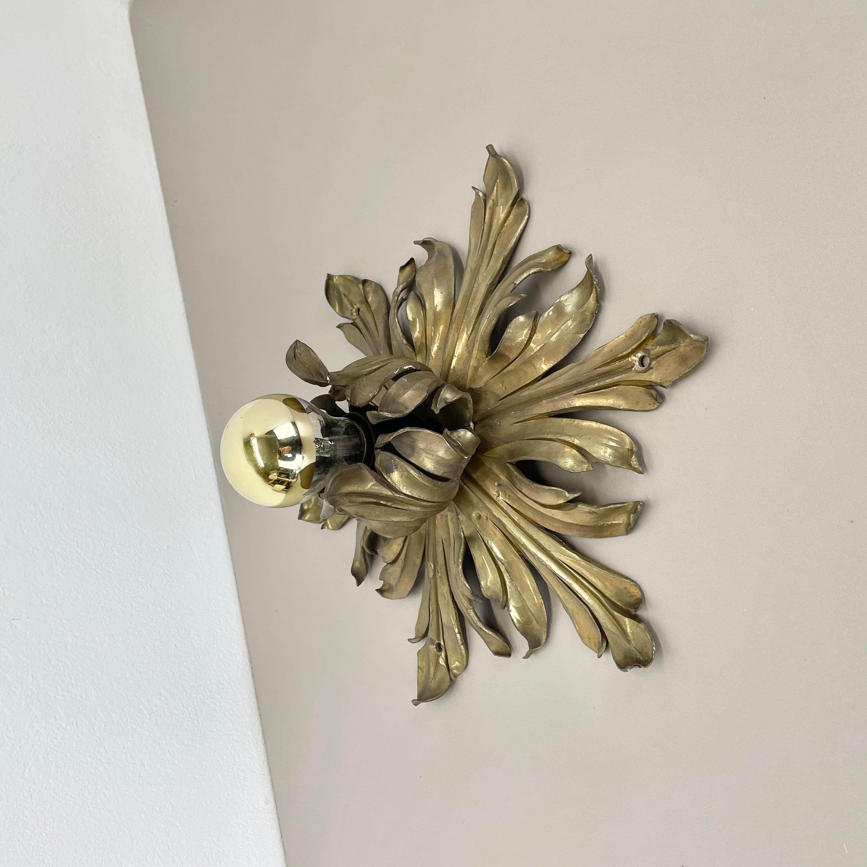 35cm handmade Brass Stilnovo Style Floral Theatre Wall Ceiling Light, Italy 1970 In Good Condition For Sale In Kirchlengern, DE
